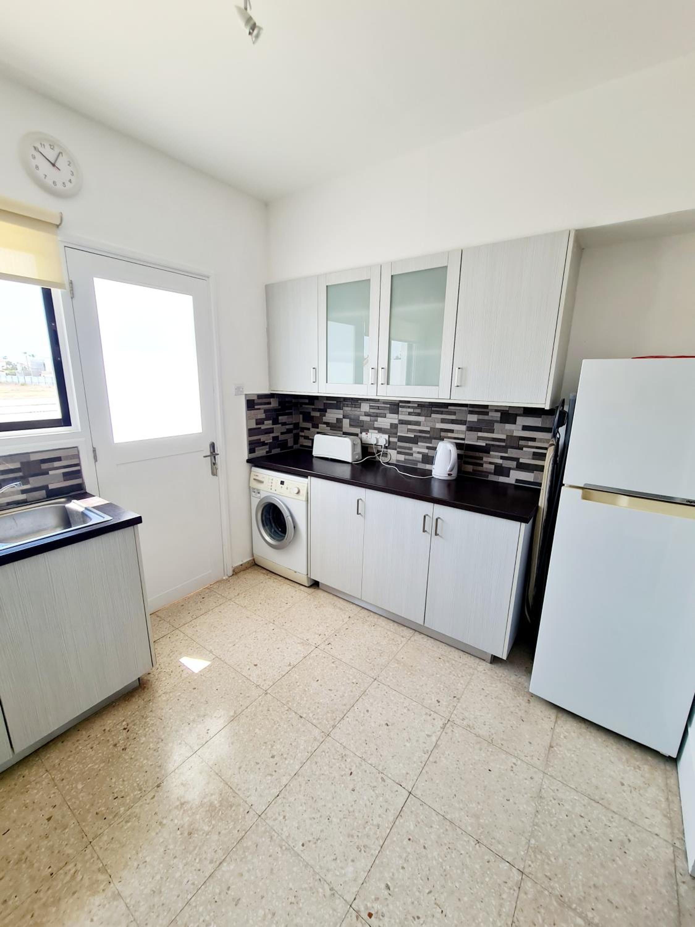 2 bedroom townhouse, close to Paphos harbour, use of onsite facilities view 4
