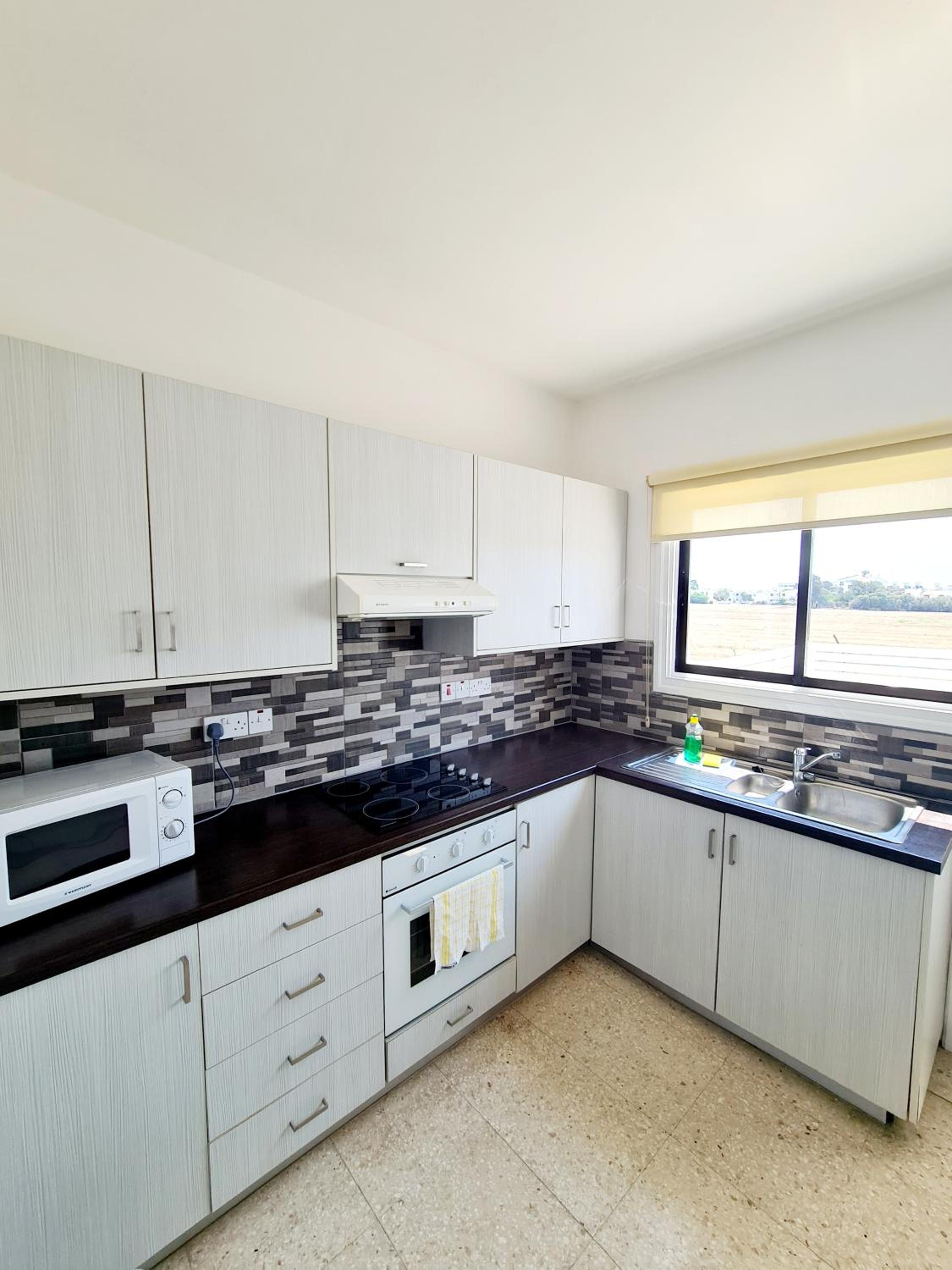 2 bedroom townhouse, close to Paphos harbour, use of onsite facilities view 5