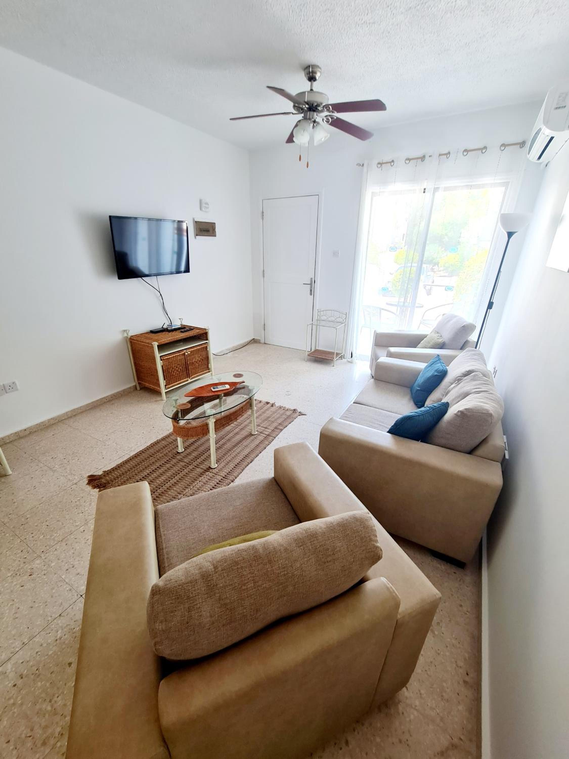 2 bedroom townhouse, close to Paphos harbour, use of onsite facilities view 3