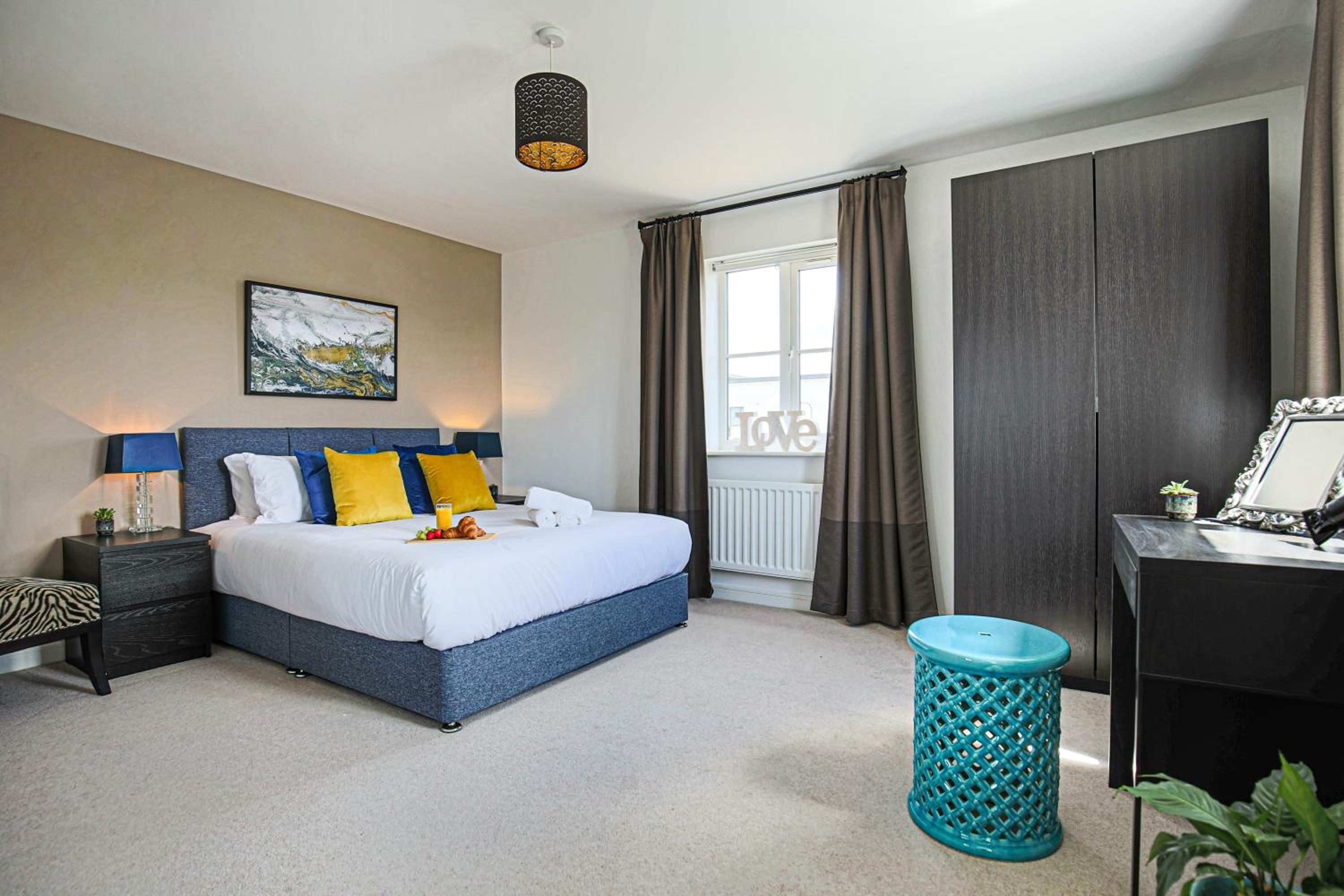 Premium 4 large double bed townhouse in Bicester, next to Bicester Village view 2