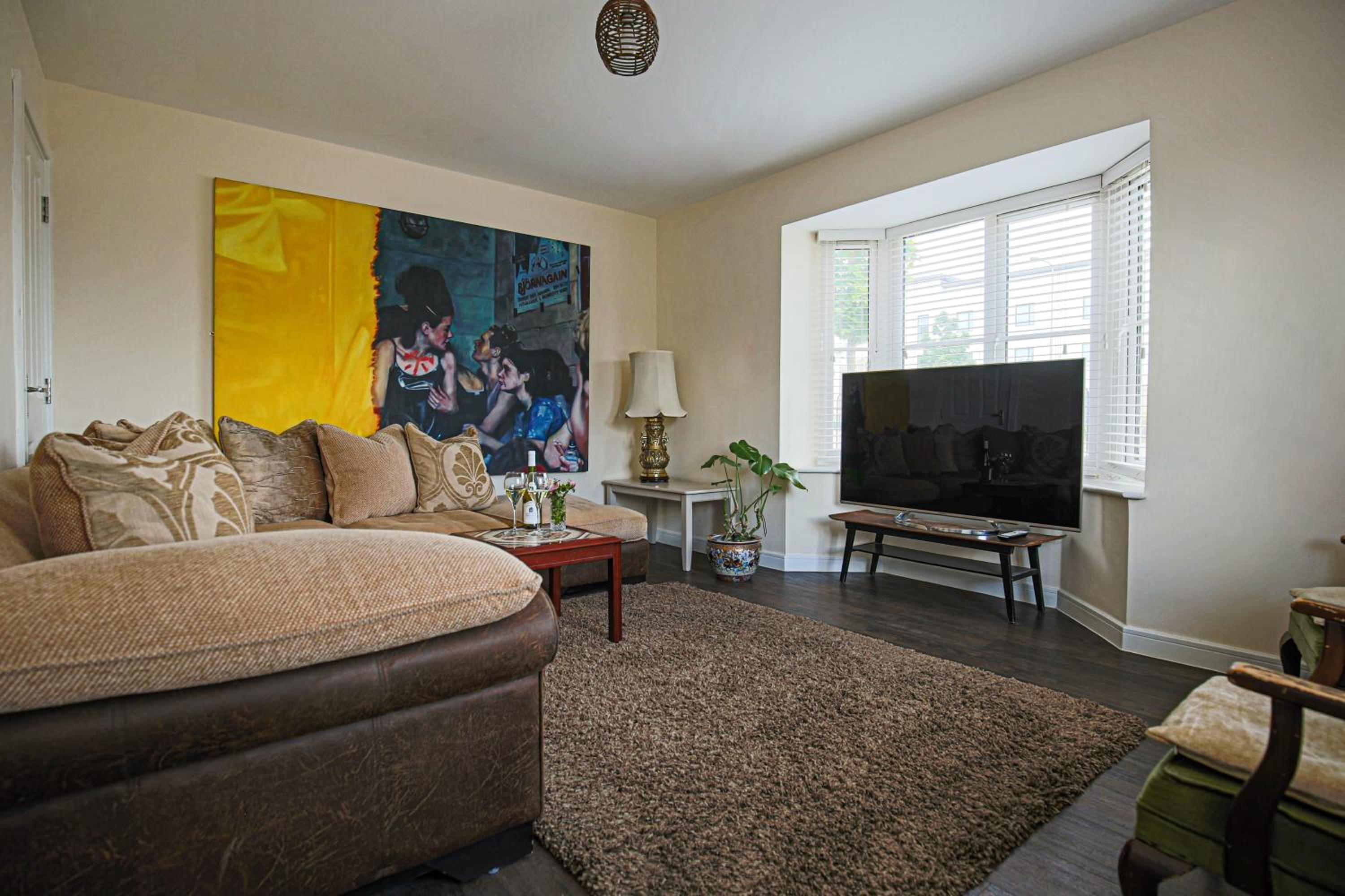 Premium 4 large double bed townhouse in Bicester, next to Bicester Village view 3