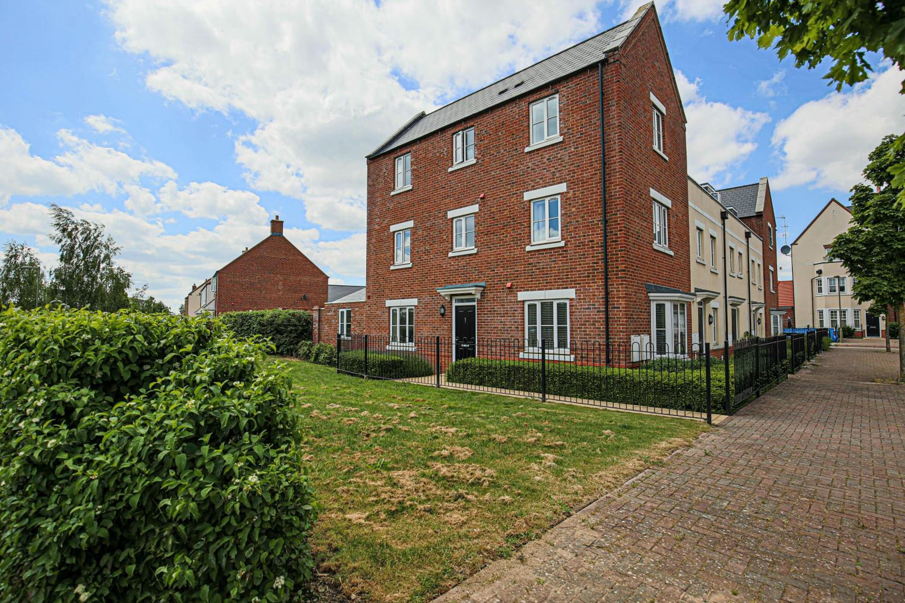 Premium 4 large double bed townhouse in Bicester, next to Bicester Village view 4