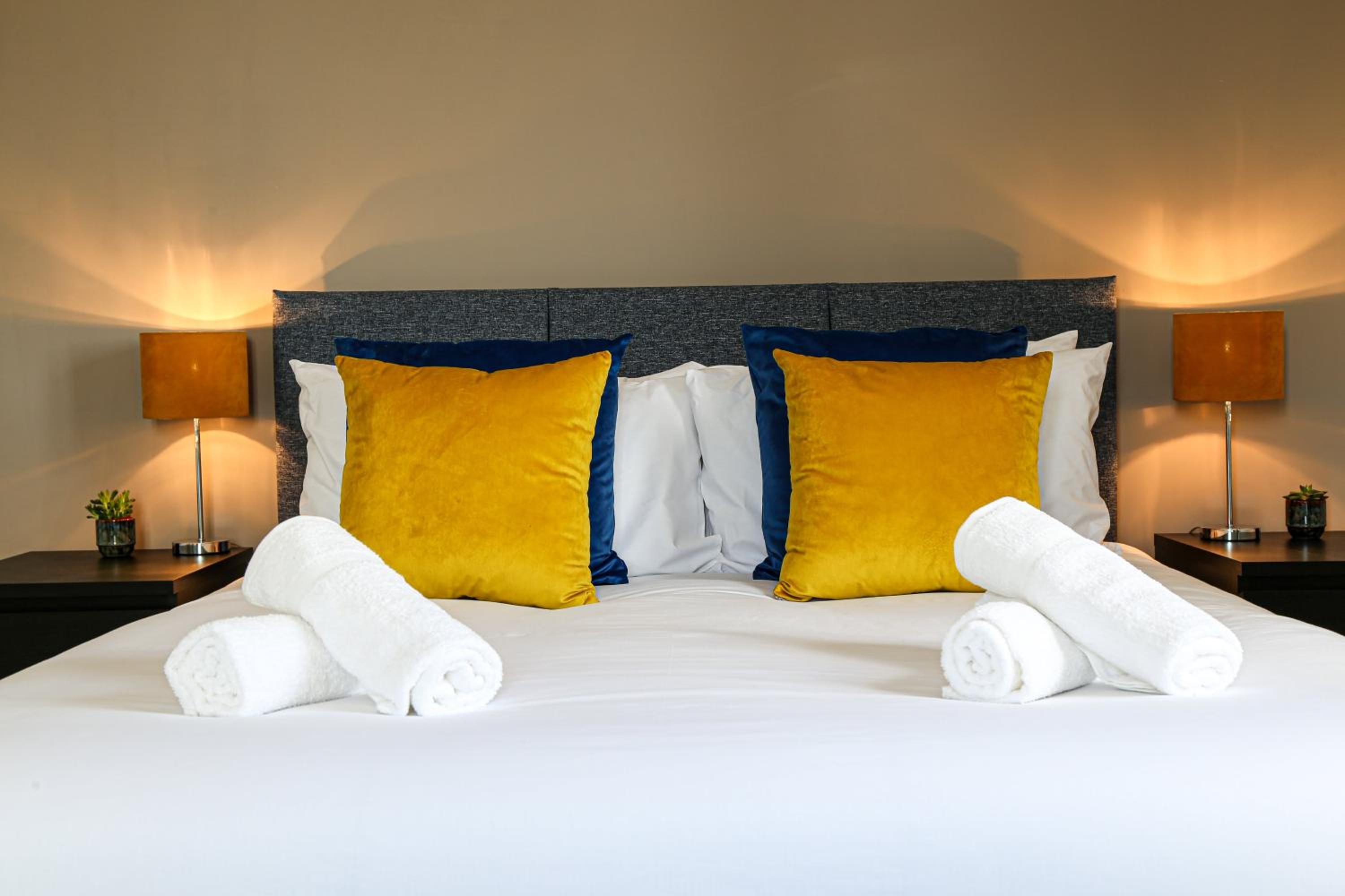 Premium 4 large double bed townhouse in Bicester, next to Bicester Village view 5