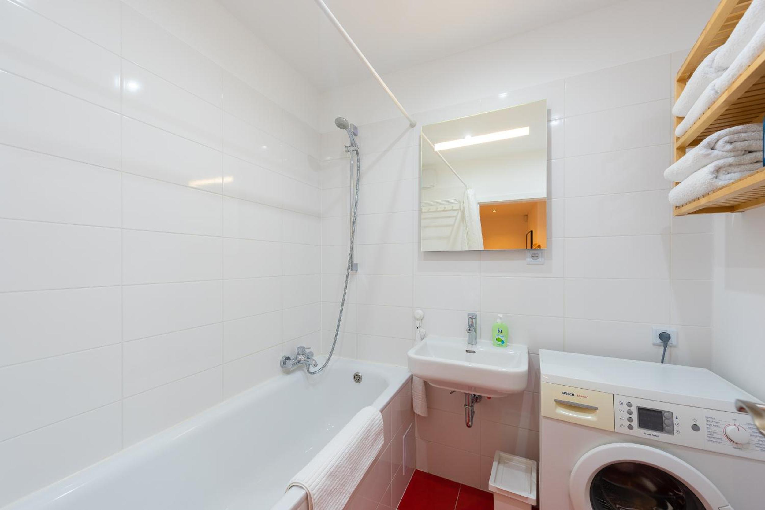 BRIGHT CHARMING Apt with TERRACE, PARKING & AirCo.