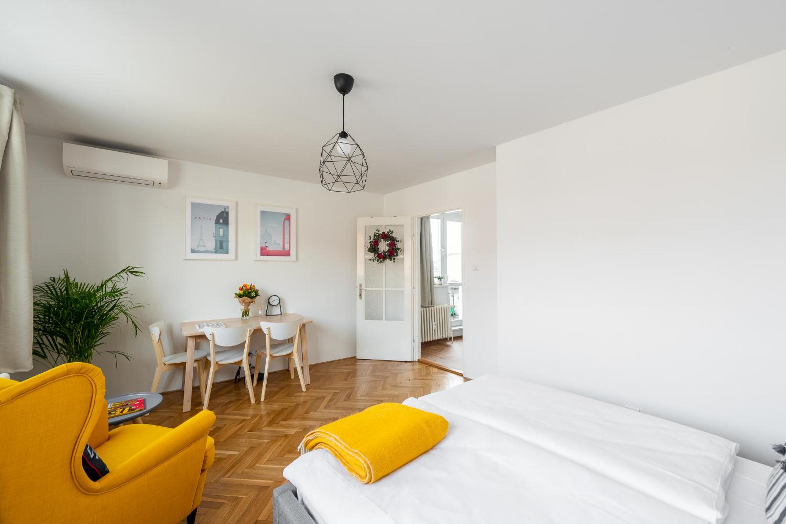 BRIGHT CHARMING Apt with TERRACE, PARKING & AirCo.
