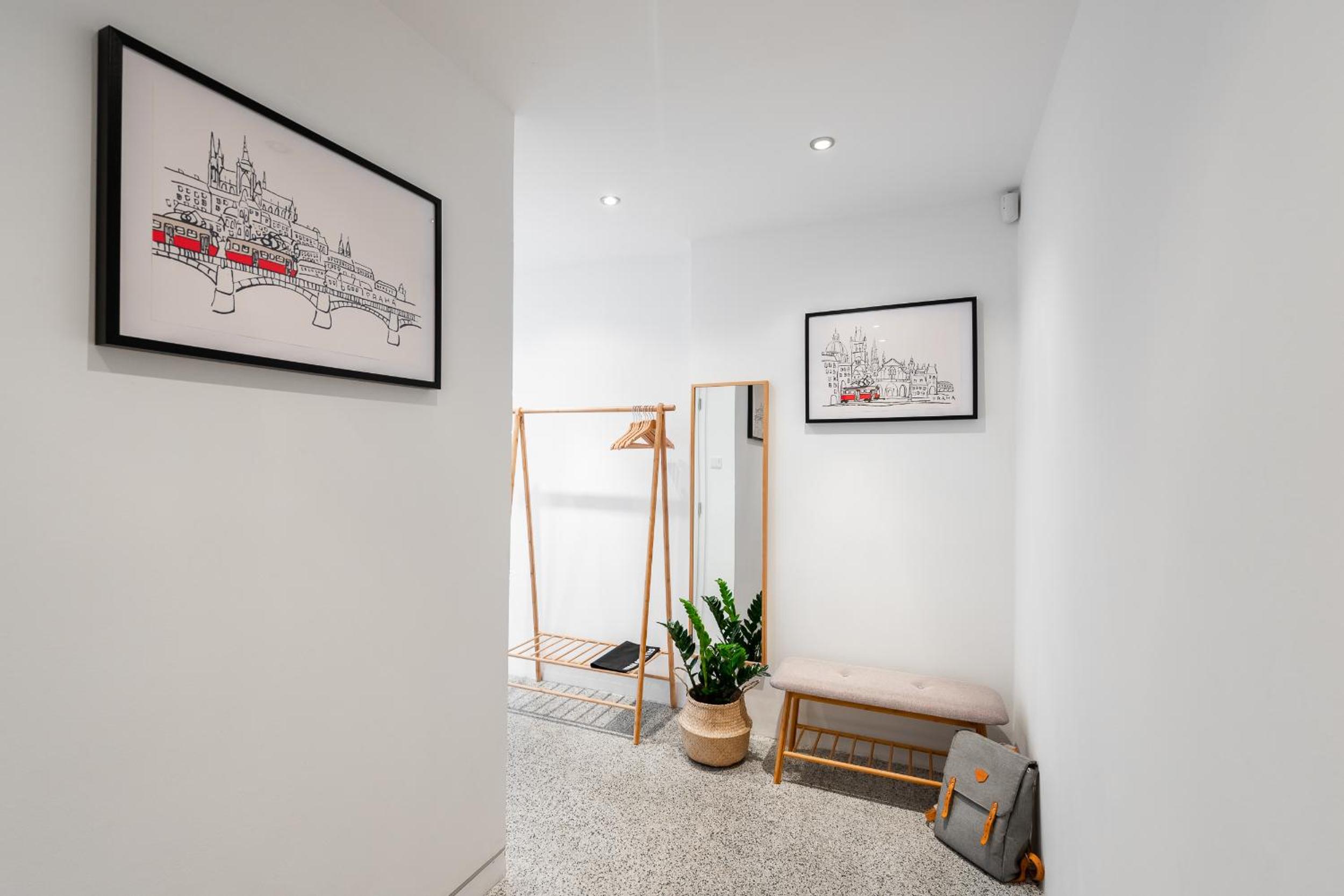 BRIGHT CHARMING Apt with TERRACE, PARKING & AirCo.