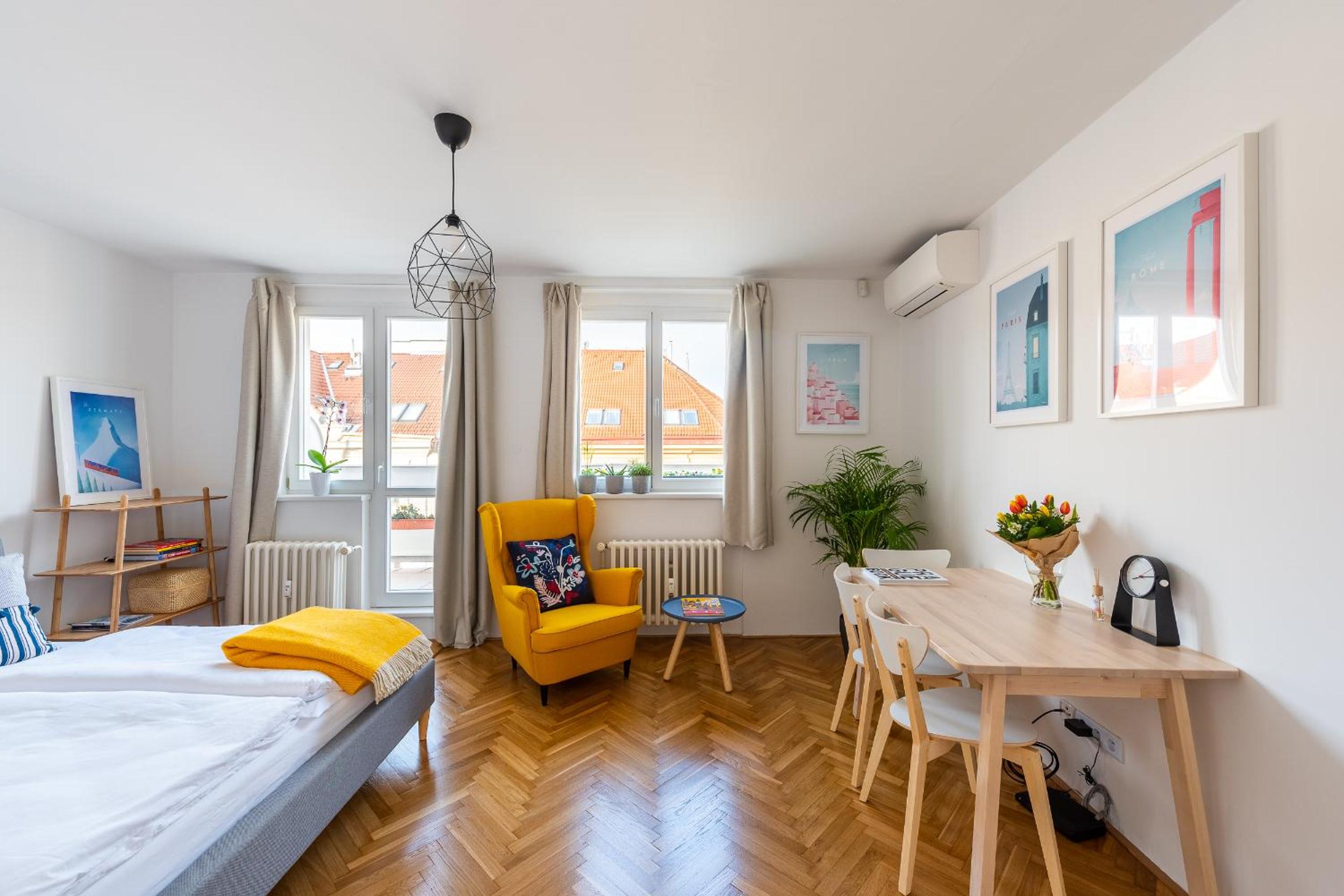BRIGHT CHARMING Apt with TERRACE, PARKING & AirCo.