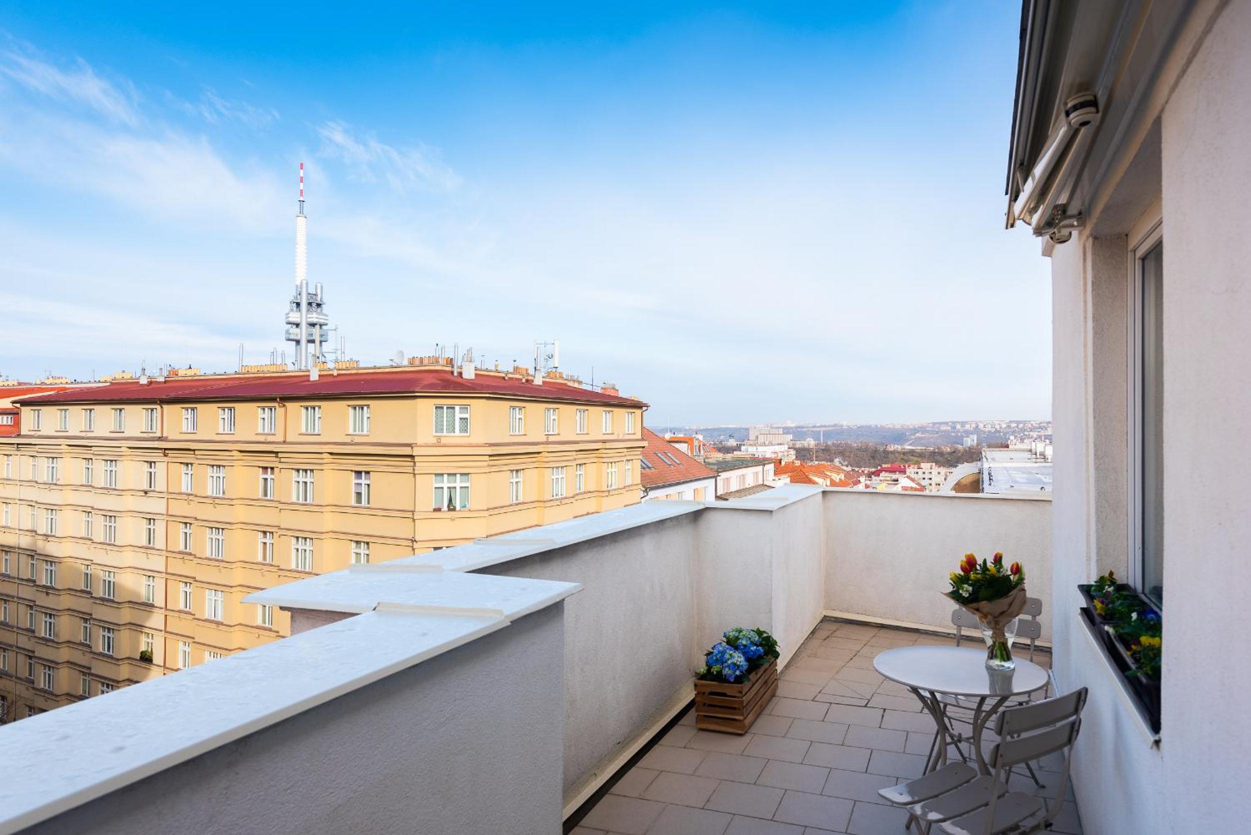 BRIGHT CHARMING Apt with TERRACE, PARKING & AirCo.