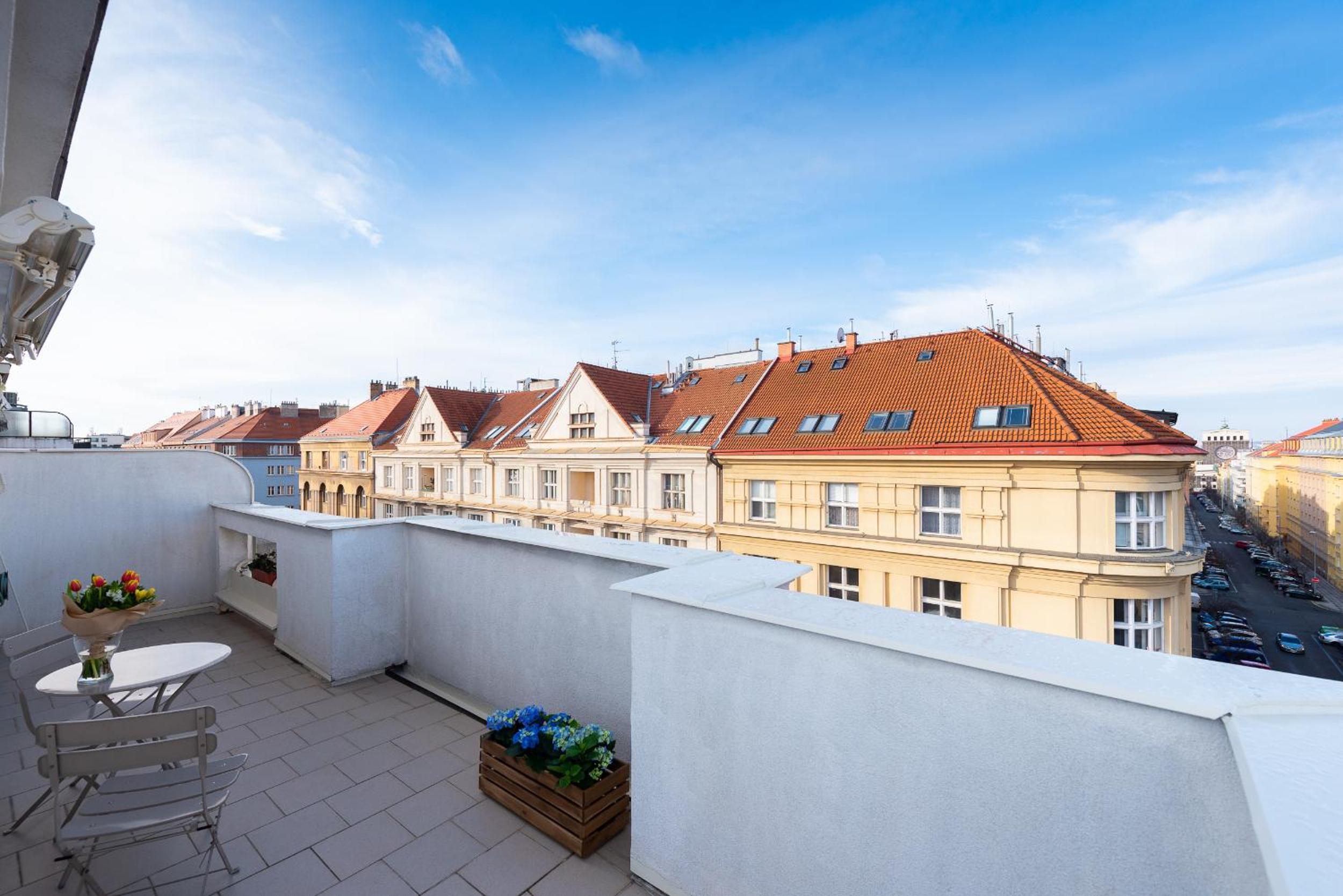 BRIGHT CHARMING Apt with TERRACE, PARKING & AirCo.