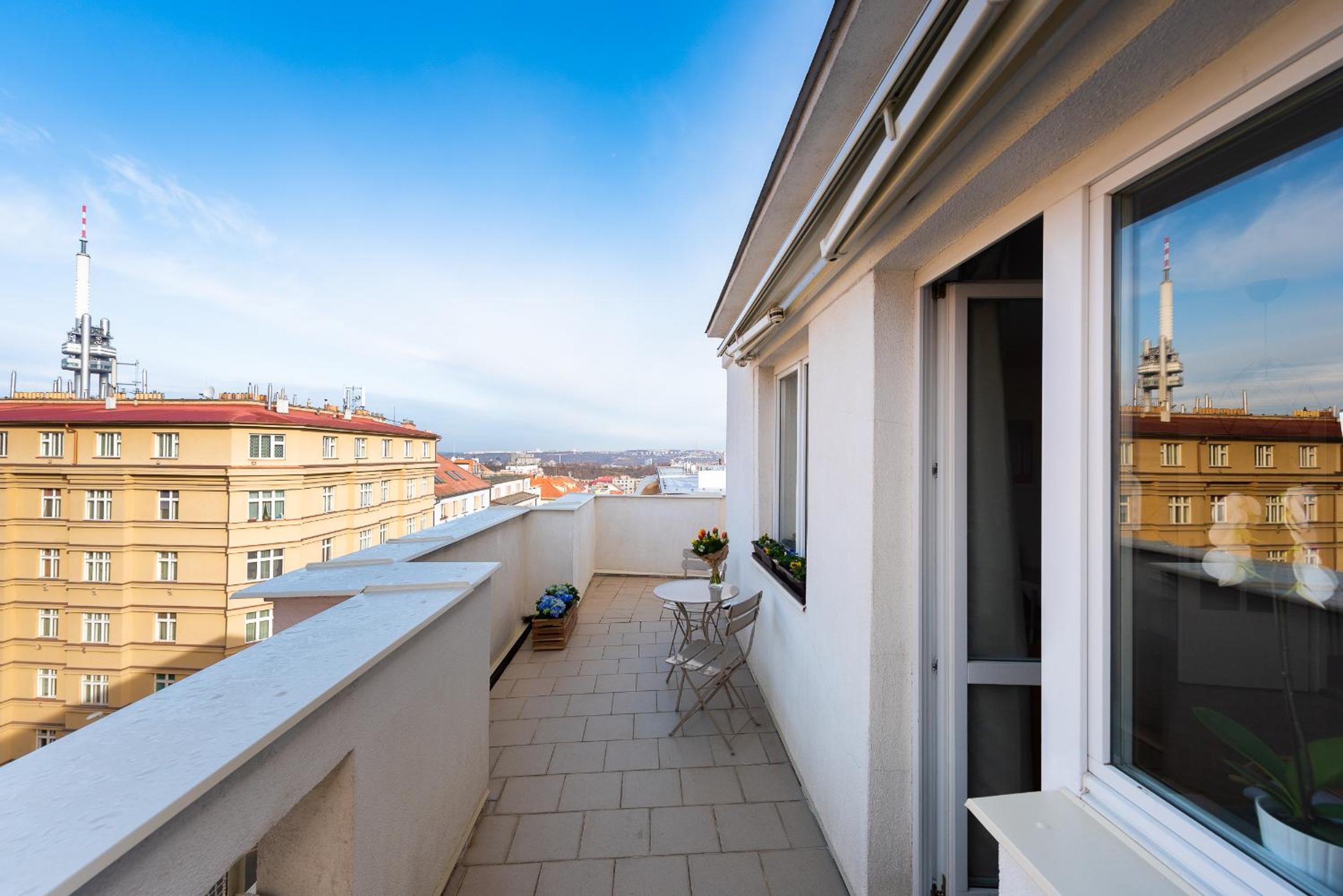BRIGHT CHARMING Apt with TERRACE, PARKING & AirCo.