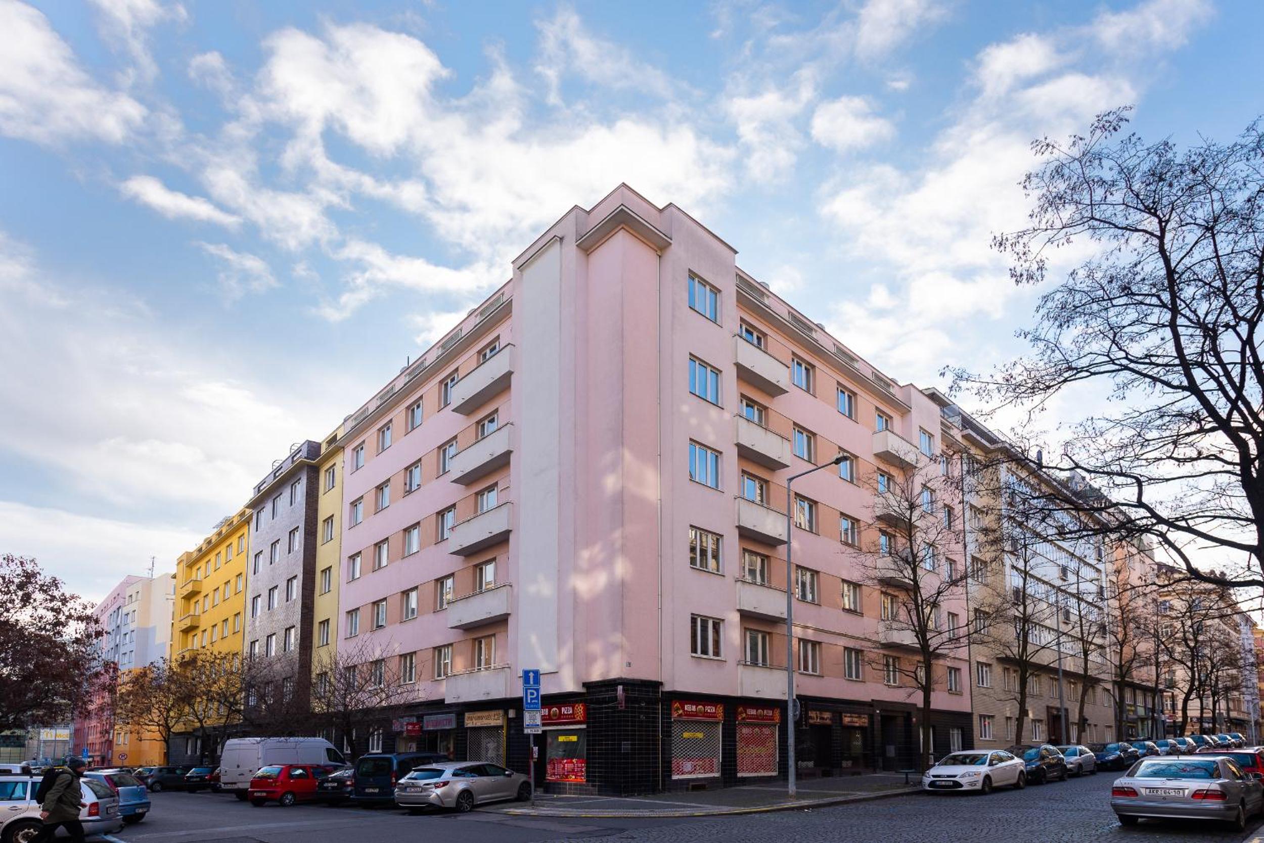 BRIGHT CHARMING Apt with TERRACE, PARKING & AirCo.
