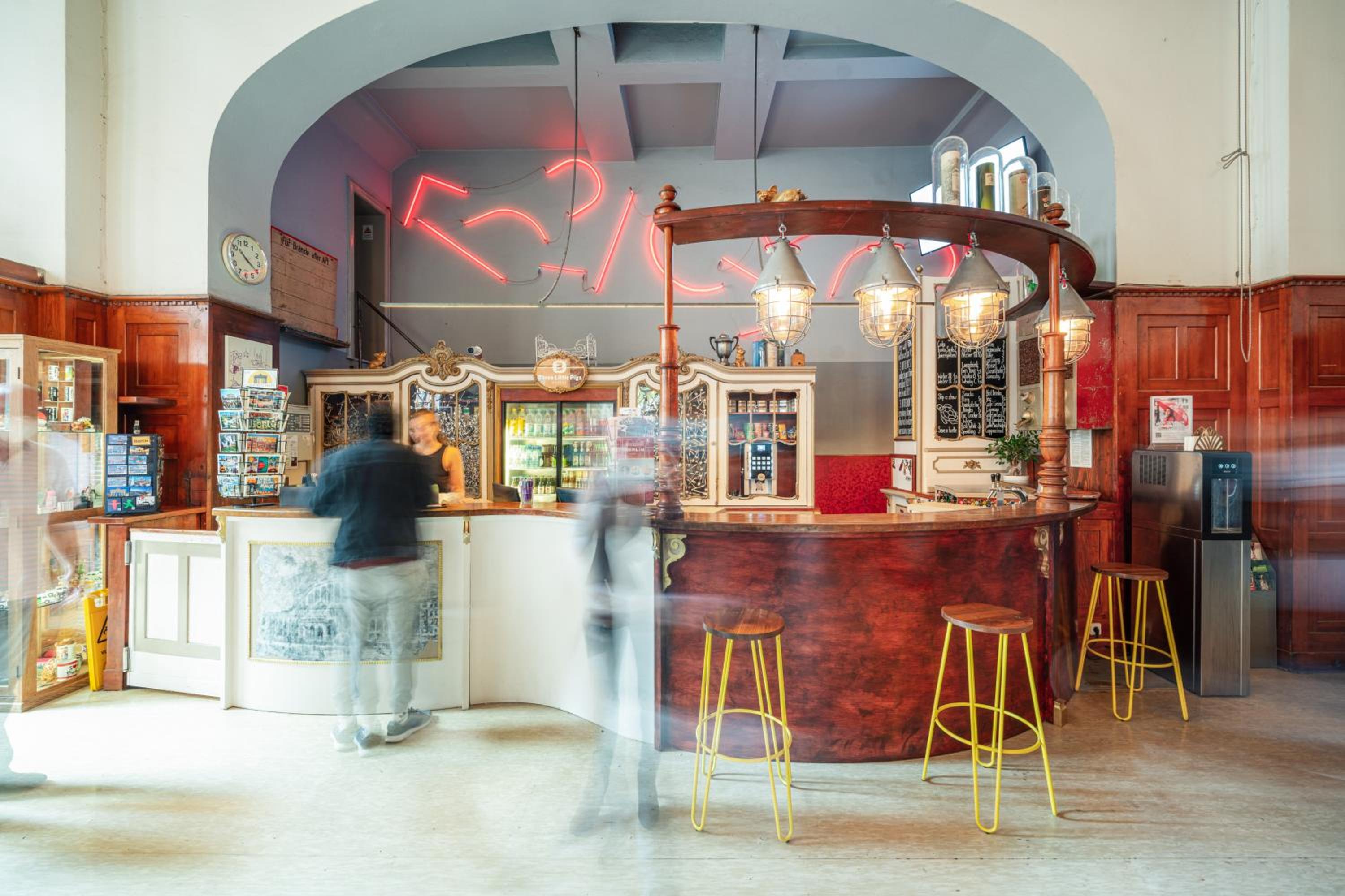 Three Little Pigs Hostel - Your Berlin Castle