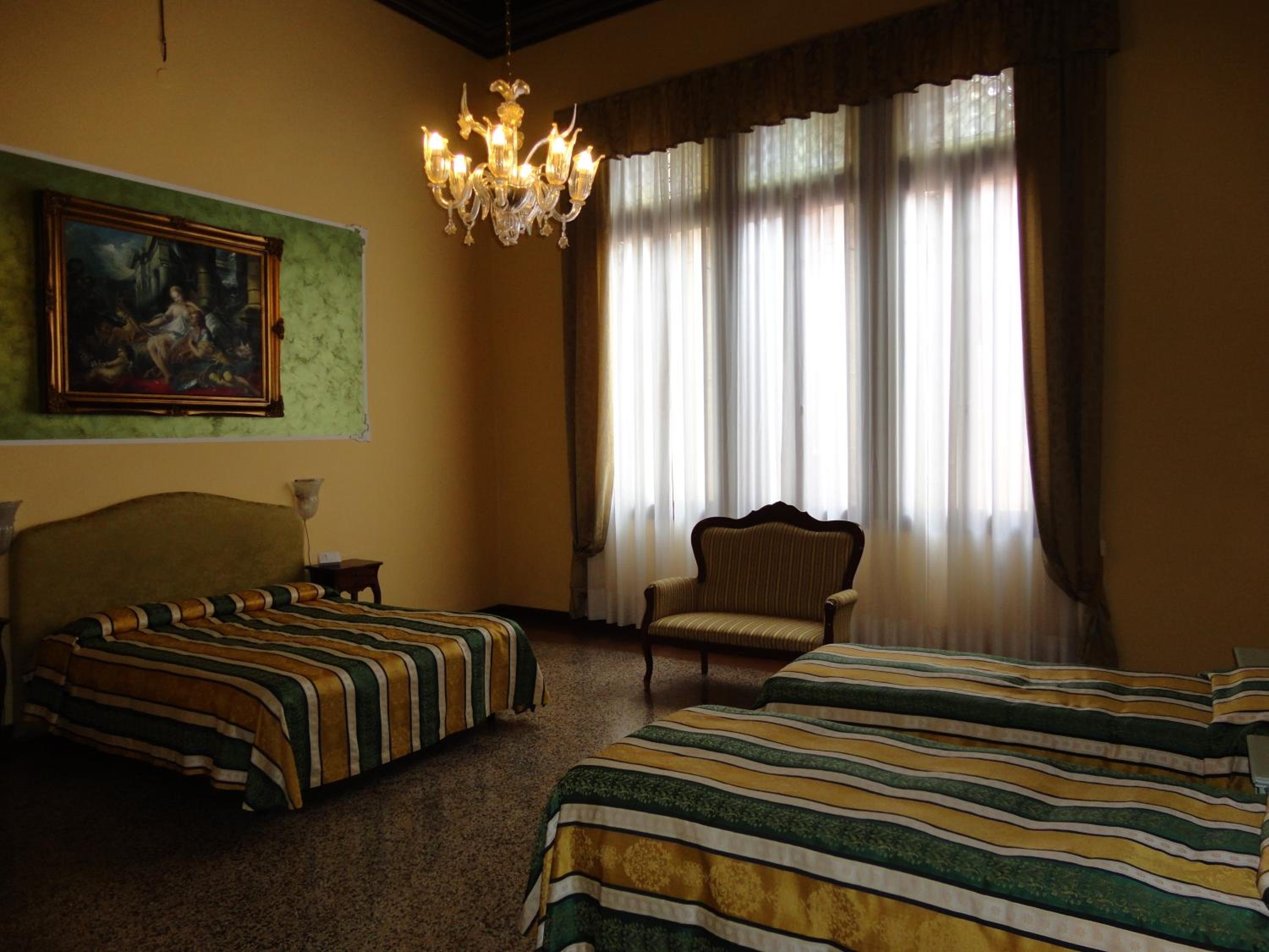 Palazzo Lion Morosini - Check in presso Locanda Ai Santi Apostoli