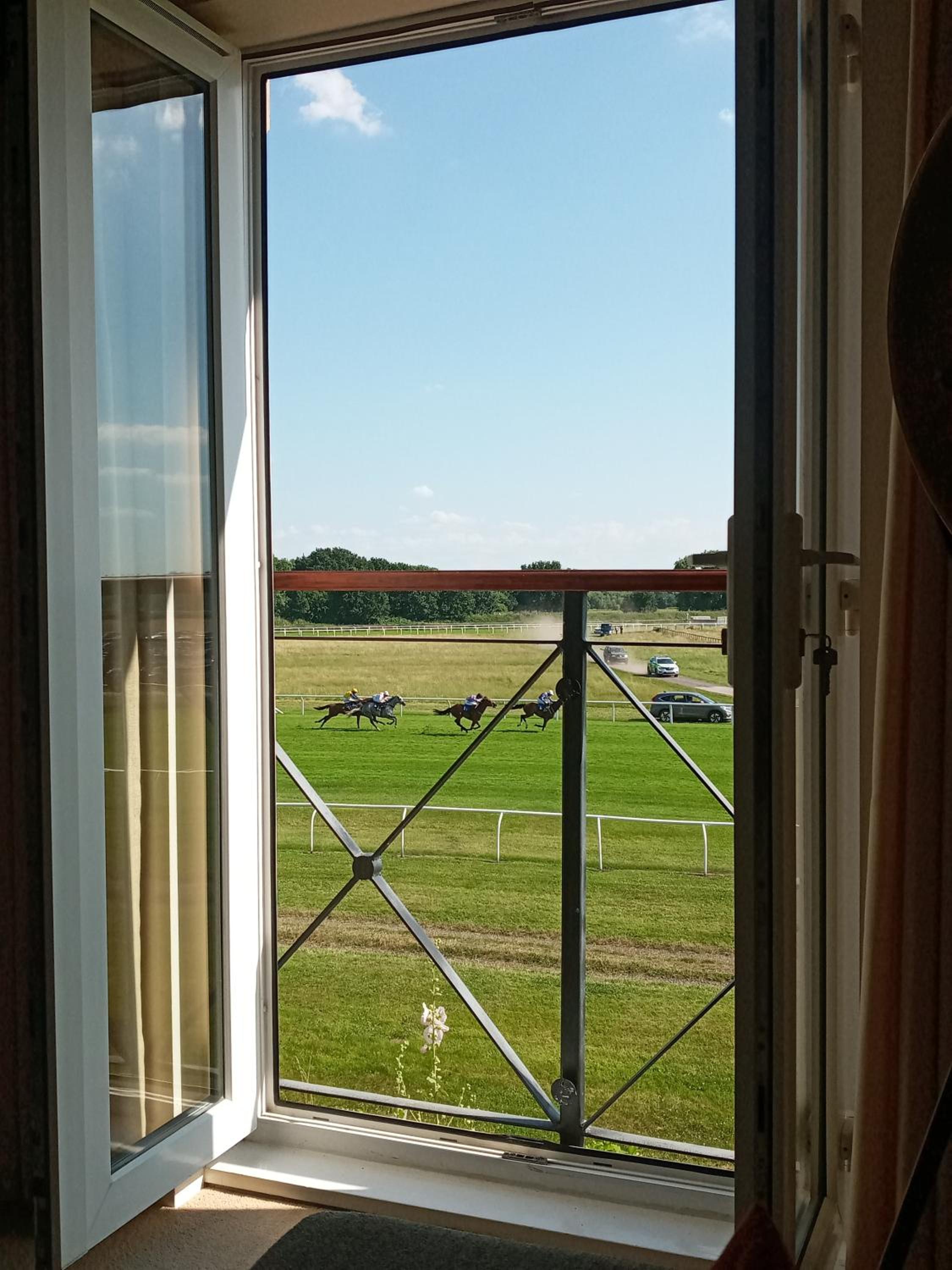 Central Stratford, 3 bedrooms, sleeps 6, easy walk to town, Parking, Self Catering, Great View view 4