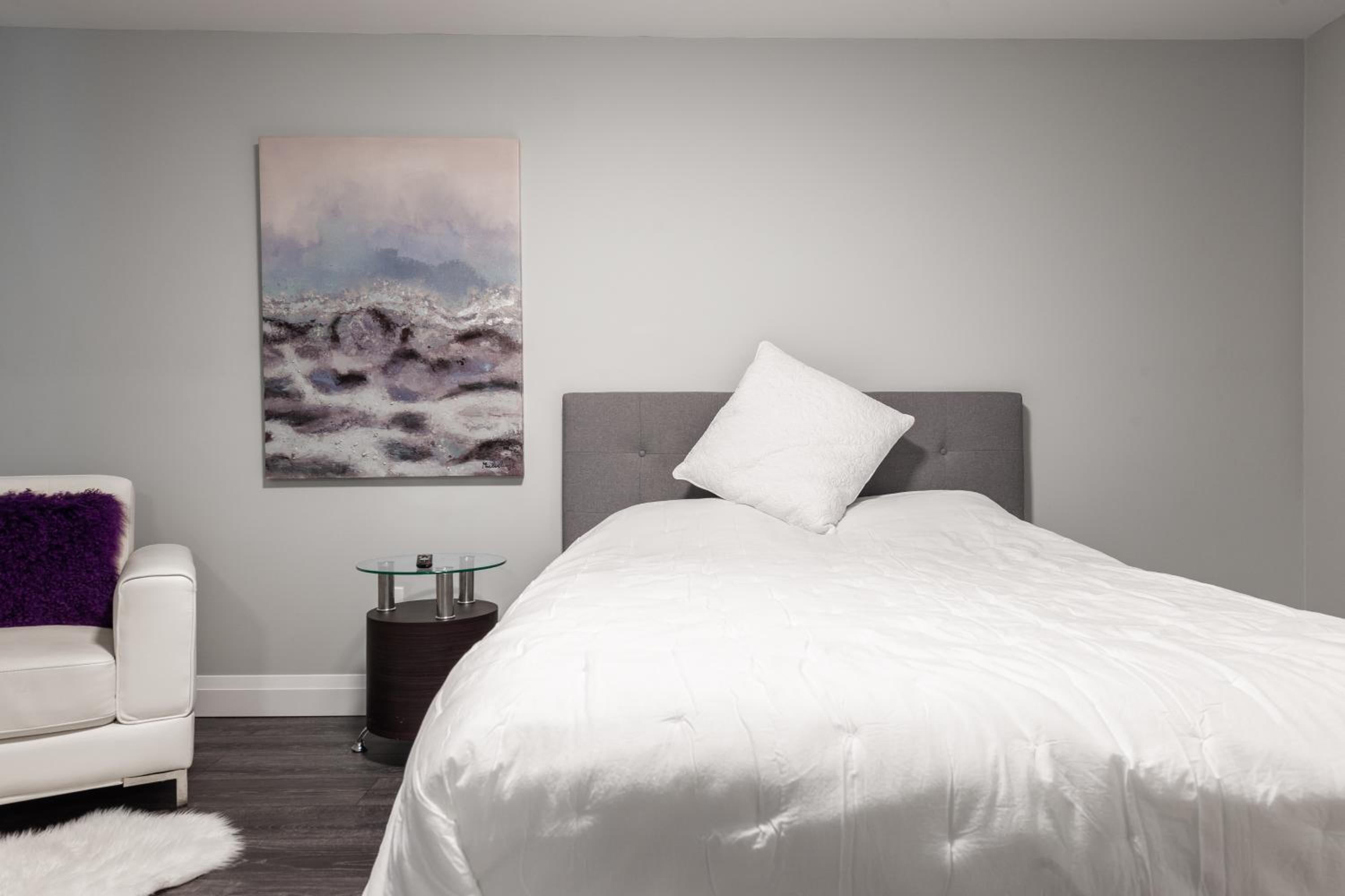 ENTIRE BACHELOR UNIT EN-SUITE UPTOWN WATERLOO - e5 - Image 2