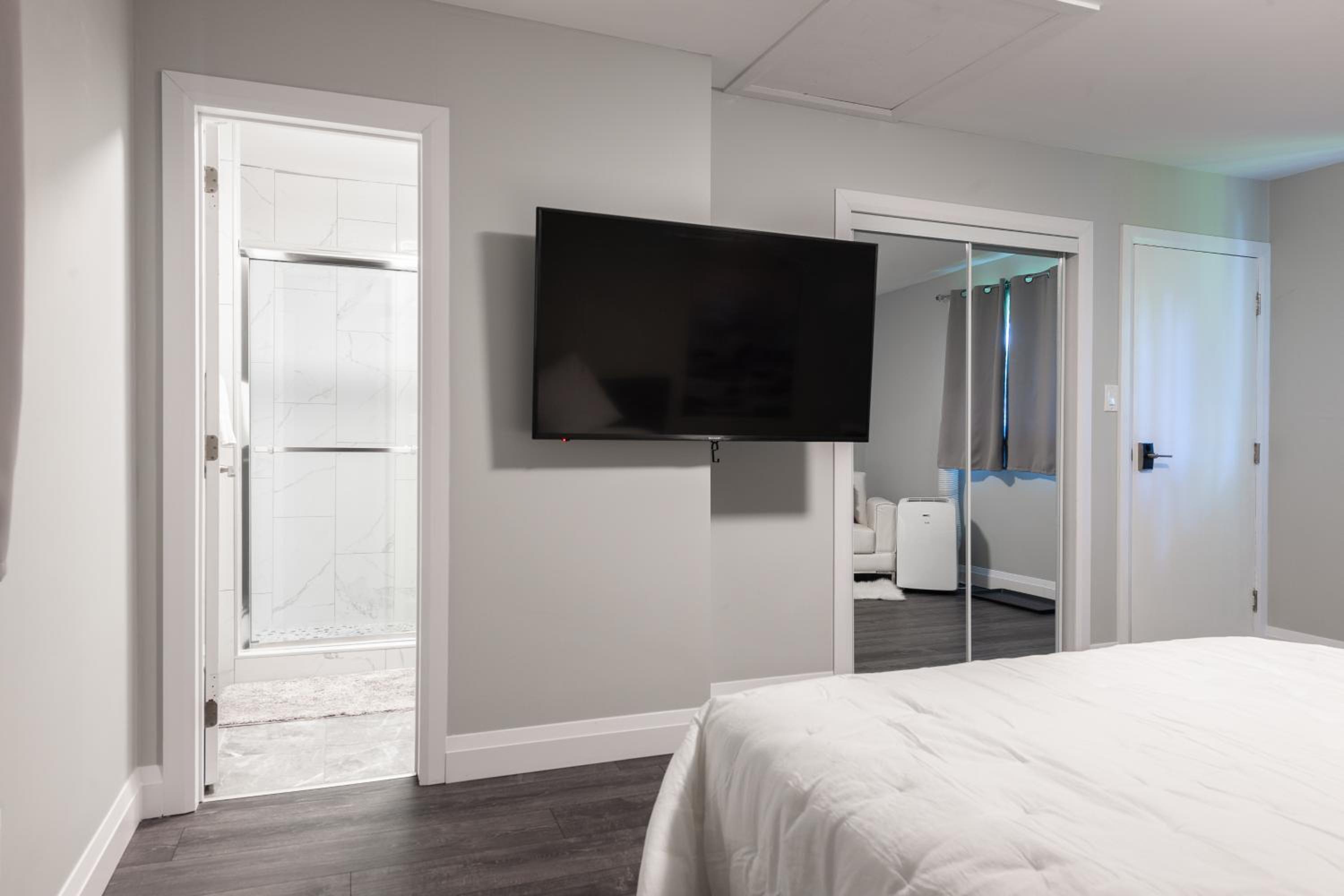 ENTIRE BACHELOR UNIT EN-SUITE UPTOWN WATERLOO - e5 - Image 3