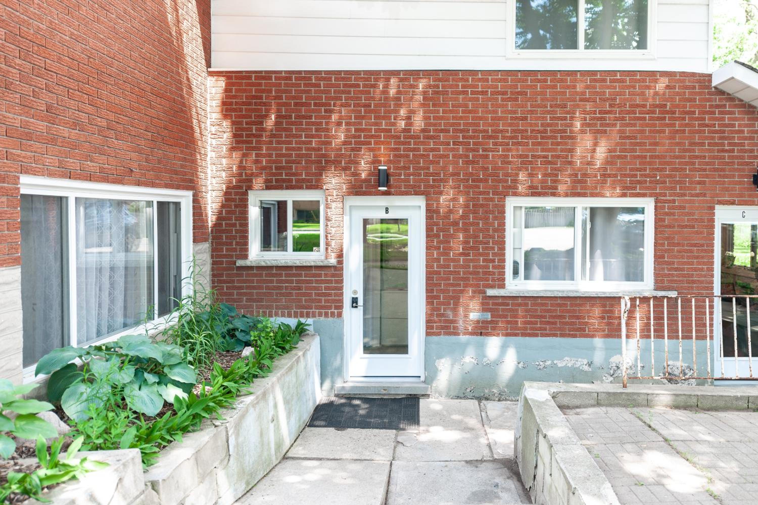 ENTIRE BACHELOR UNIT EN-SUITE UPTOWN WATERLOO - e5 - Image 1
