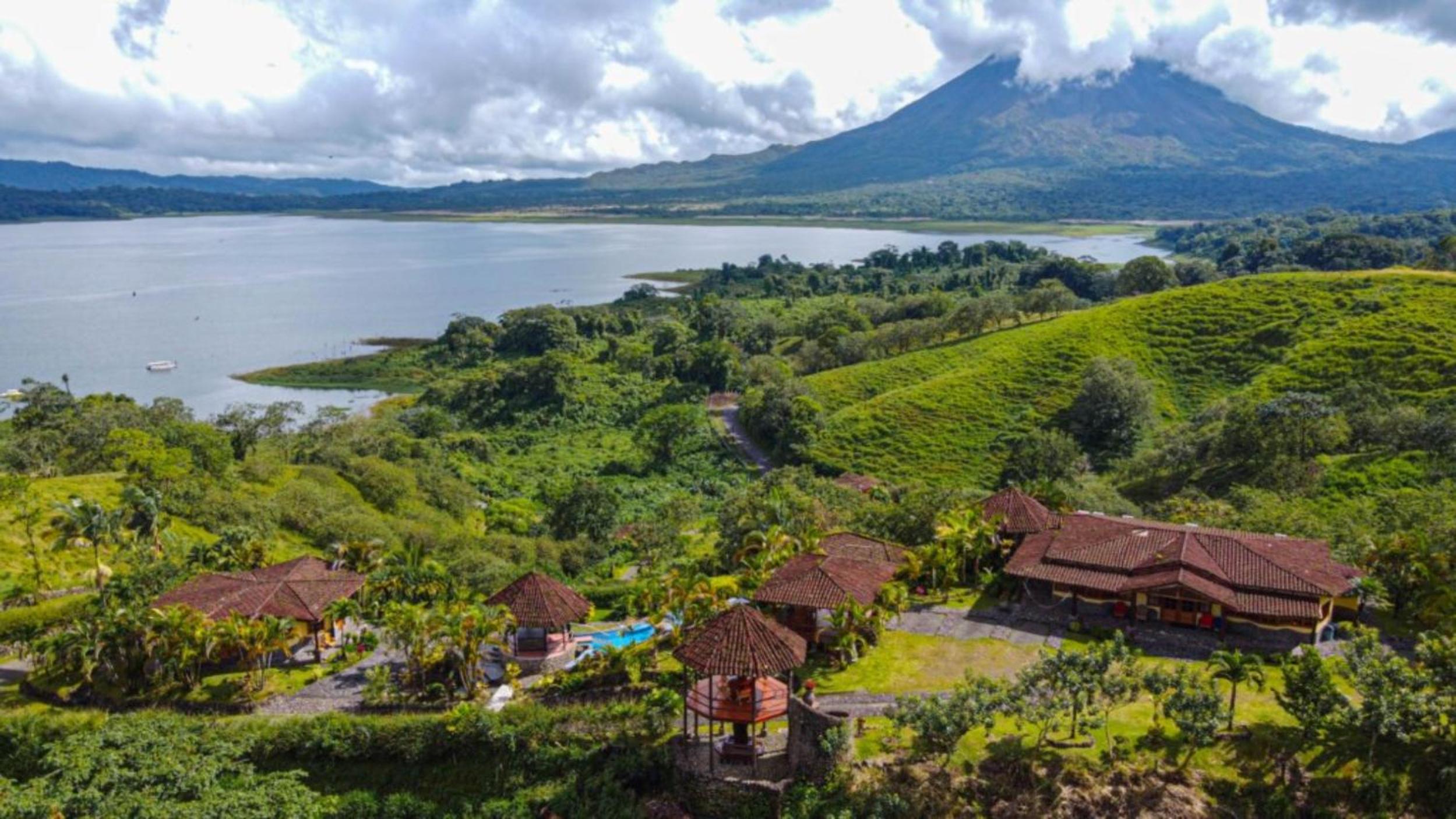 Pie In The Sky 3 Stunning Lake & Volcano Views!