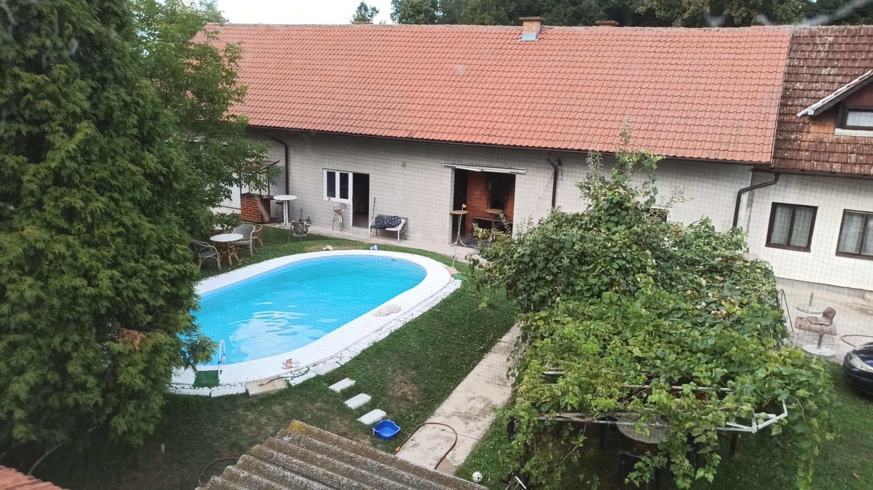 Kuca na selu sa bazenom view 4