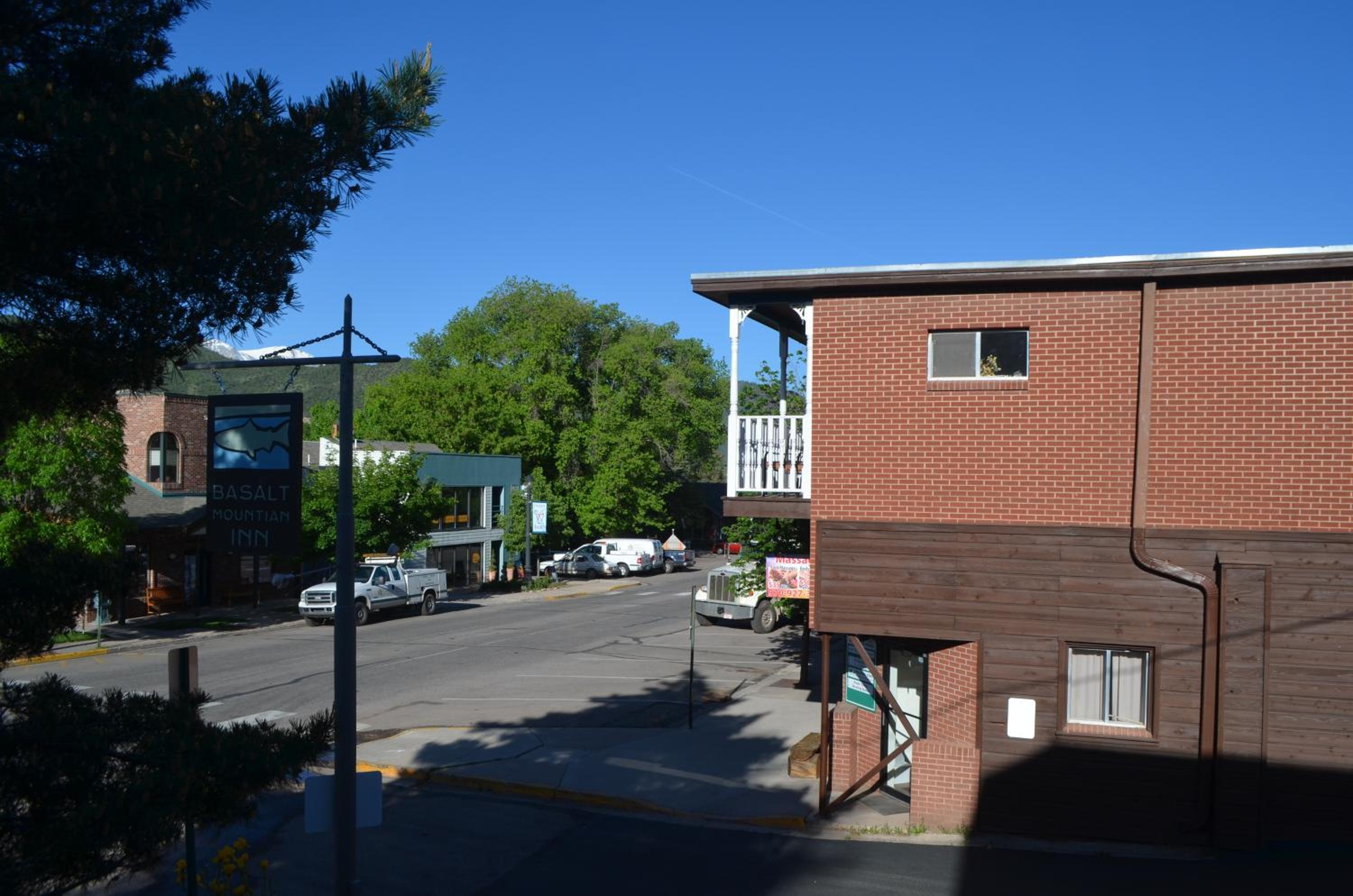 Hotel Basalt Mountain Inn - Image 1