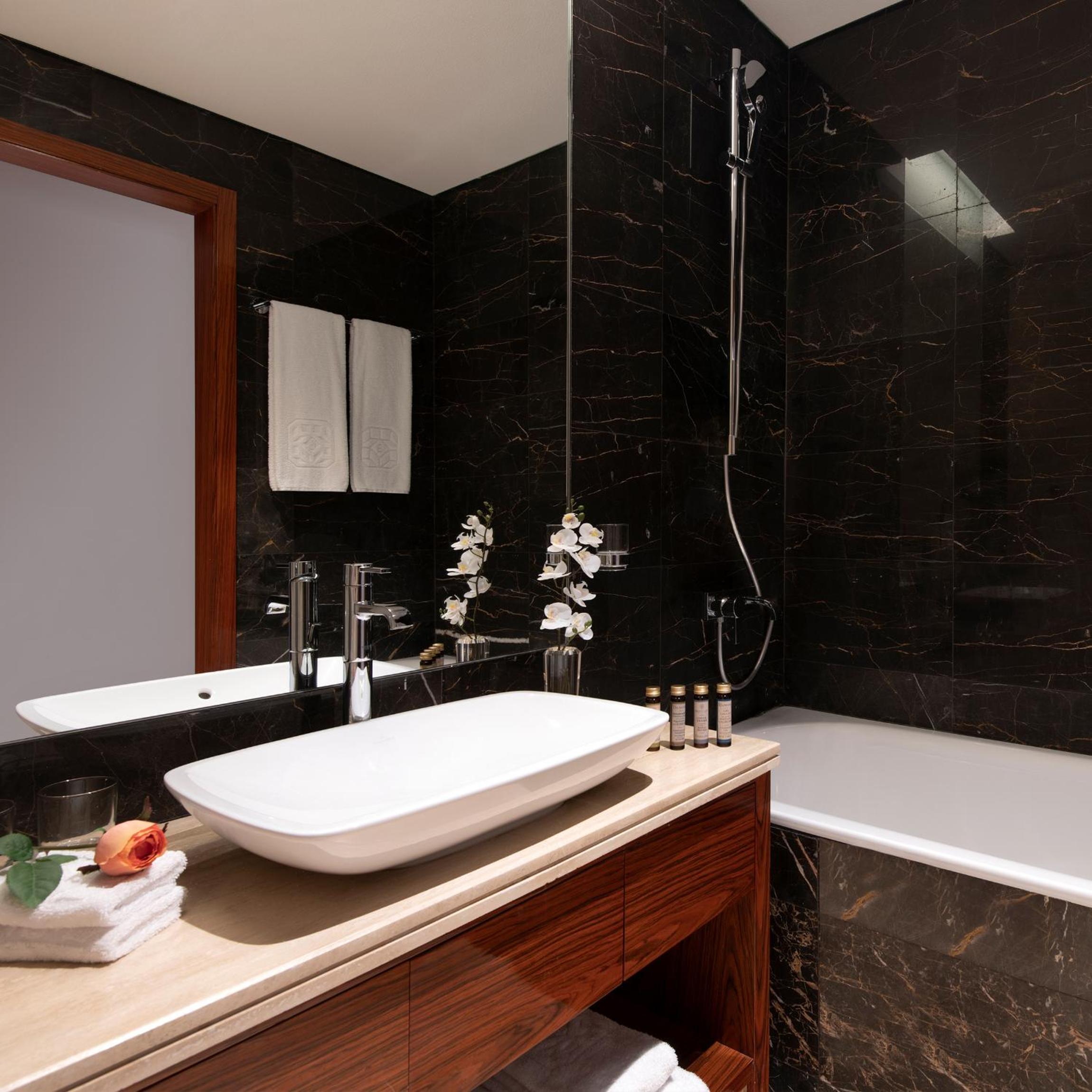 Photo 56 sur 101 de The Bentley Luxury Hotel & Suites