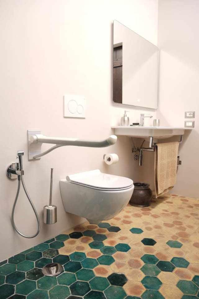 Domus Calzolari en Gubbio — bathroom