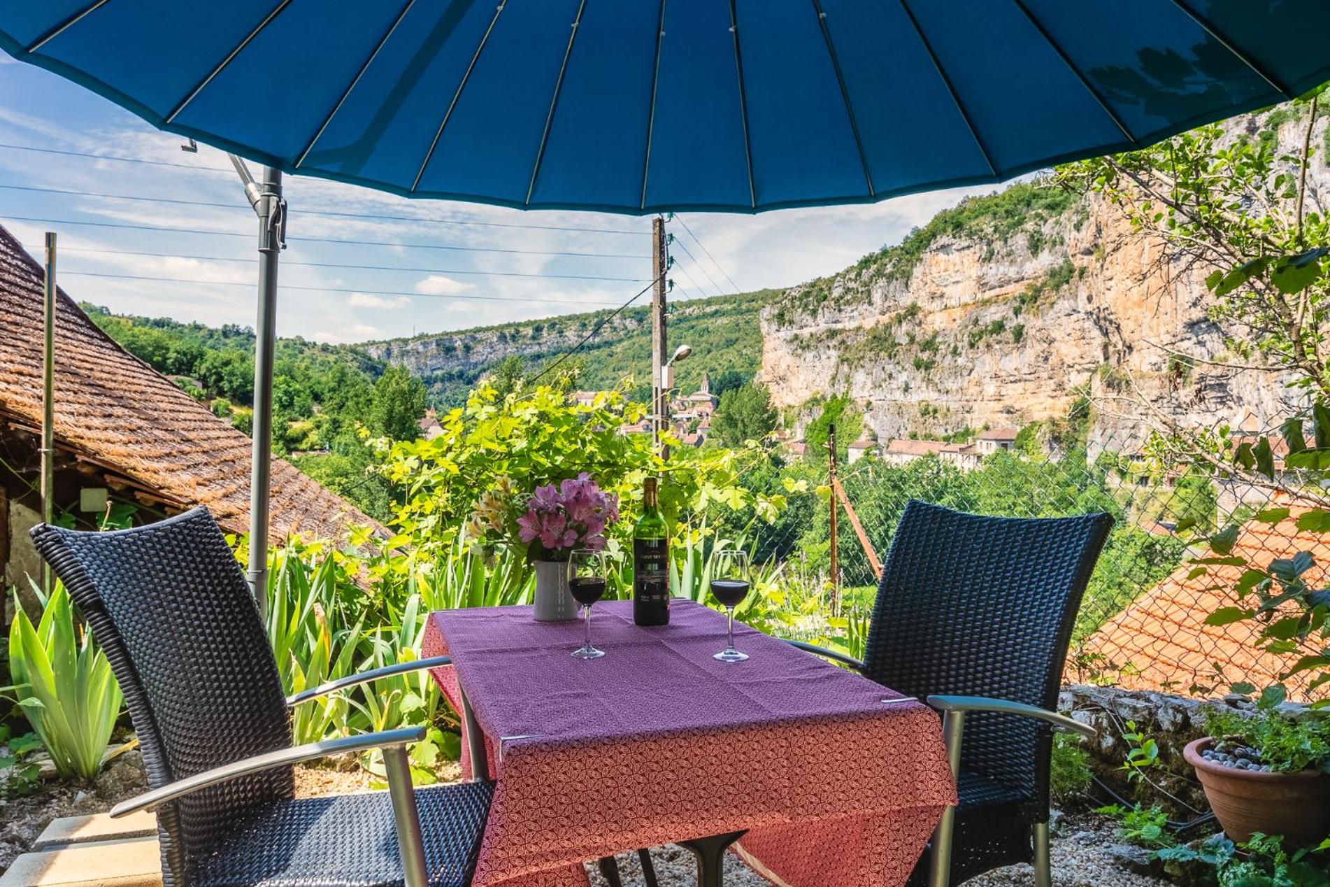 Gîtes Un Jardin dans la Falaise view 2