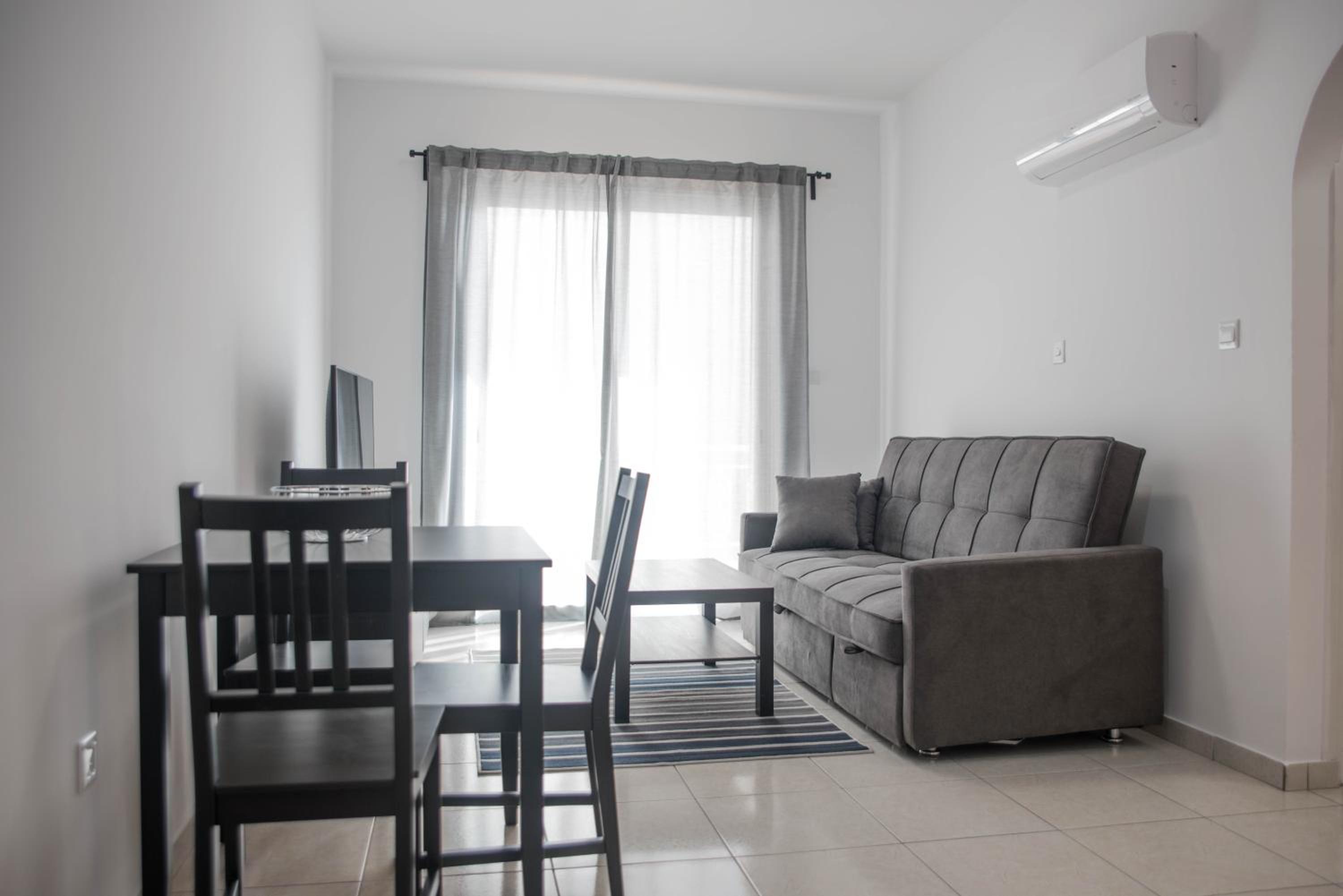 Renovated one bedroom apartment in Paphos with pool view 2