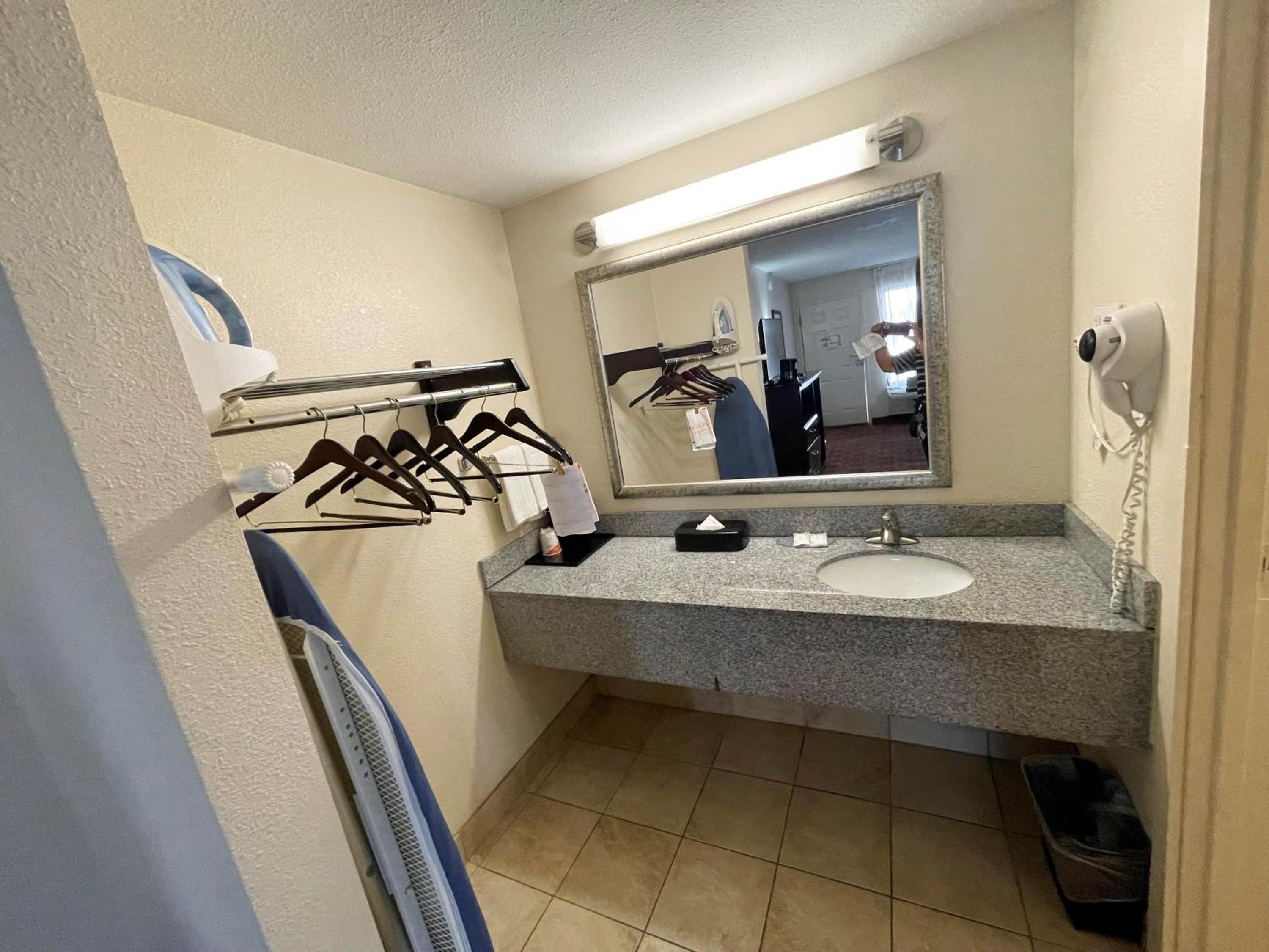 Oklahoma City Vacations - Motel 6 Oklahoma City OK Fairgrounds West - Property Image 11