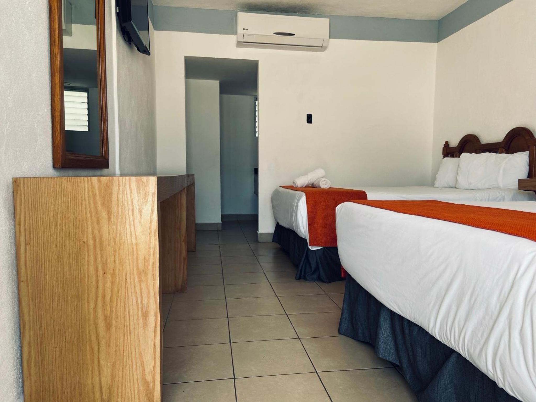 Nuevo Laredo Vacations - HOTEL LOS ROBLES - Property Image 2