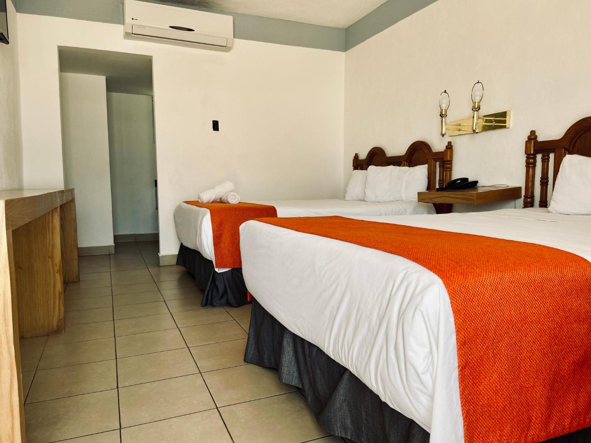 Nuevo Laredo Vacations - HOTEL LOS ROBLES - Property Image 4
