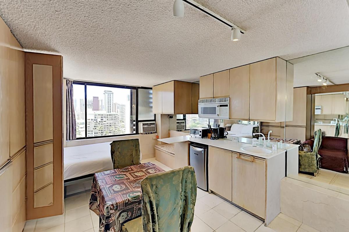 Hawaiian Monarch 1607 condo view 4