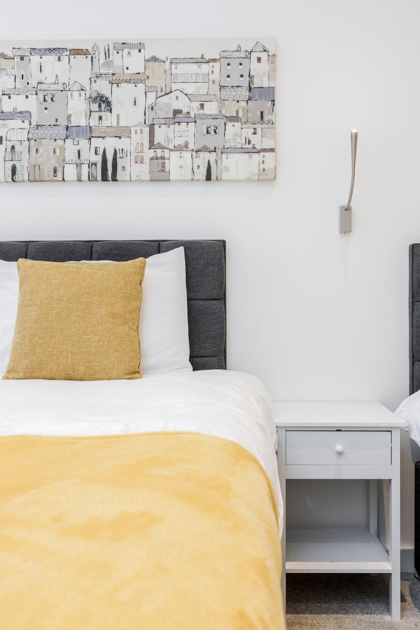 Spacious 1 Bed Luxury St Albans Apartment - Free WiFi view 4