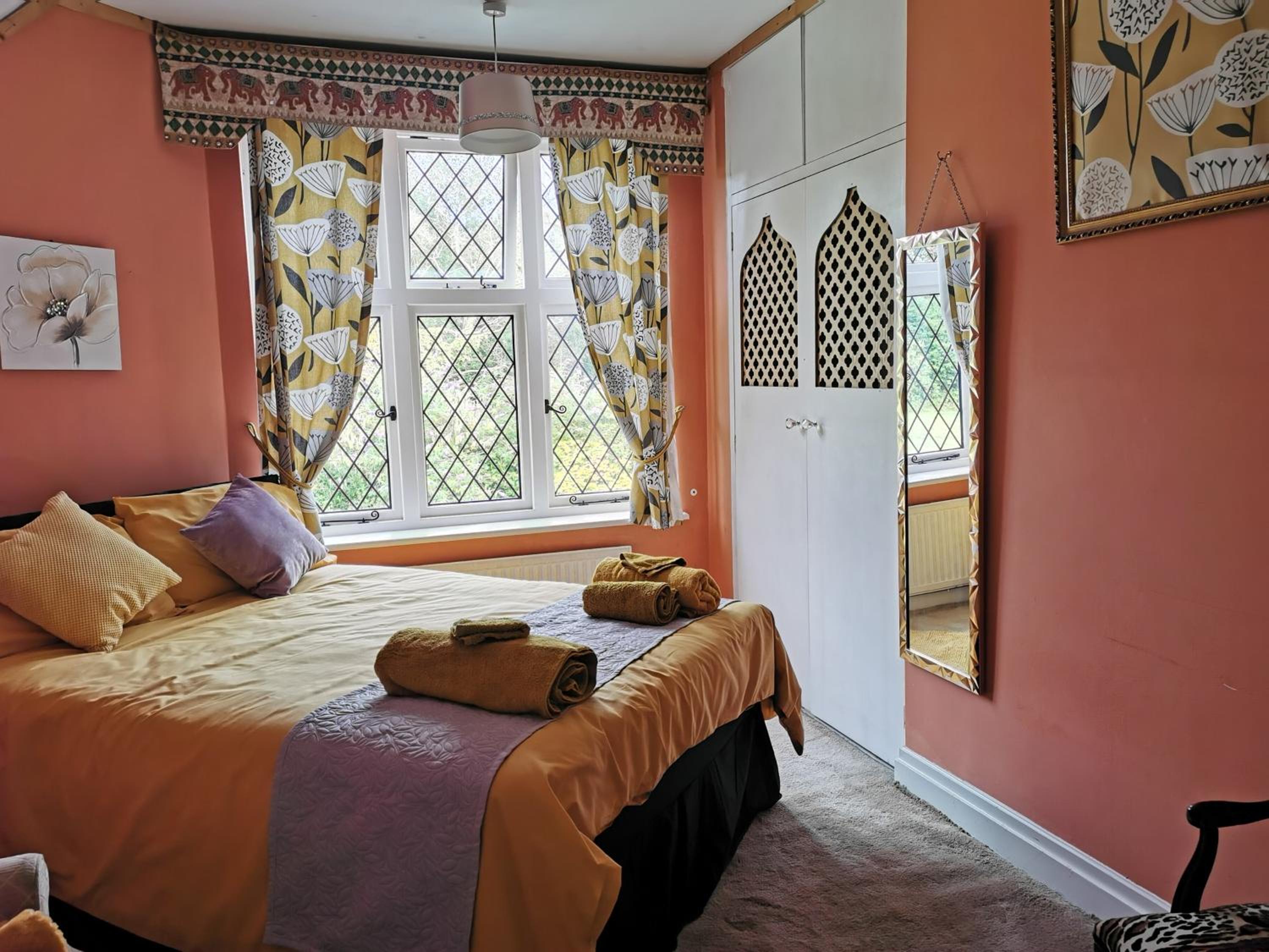 PEACEFUL RETREAT HIDEAWAY SURREY view 4