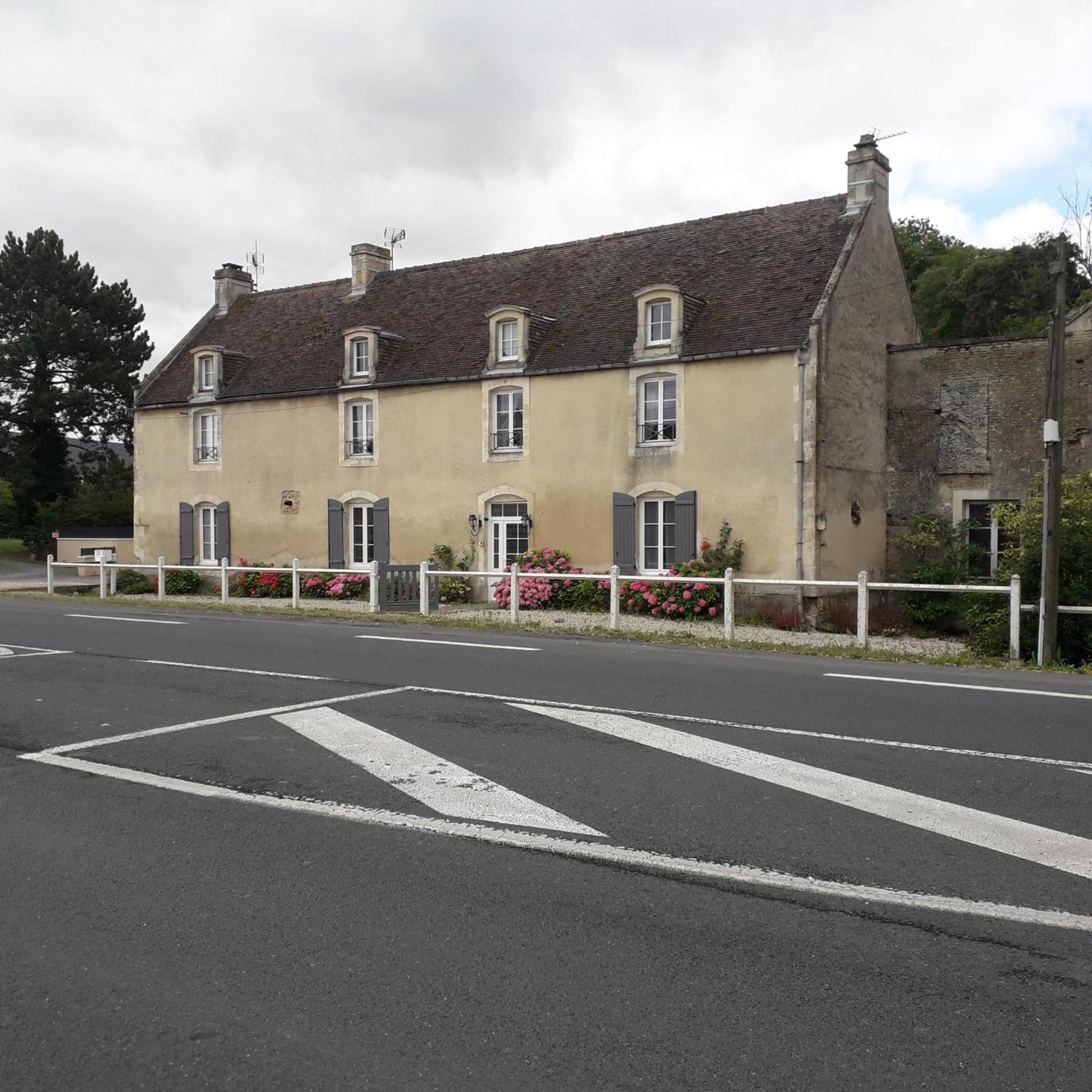 grange dans ancien corps de ferme view 2