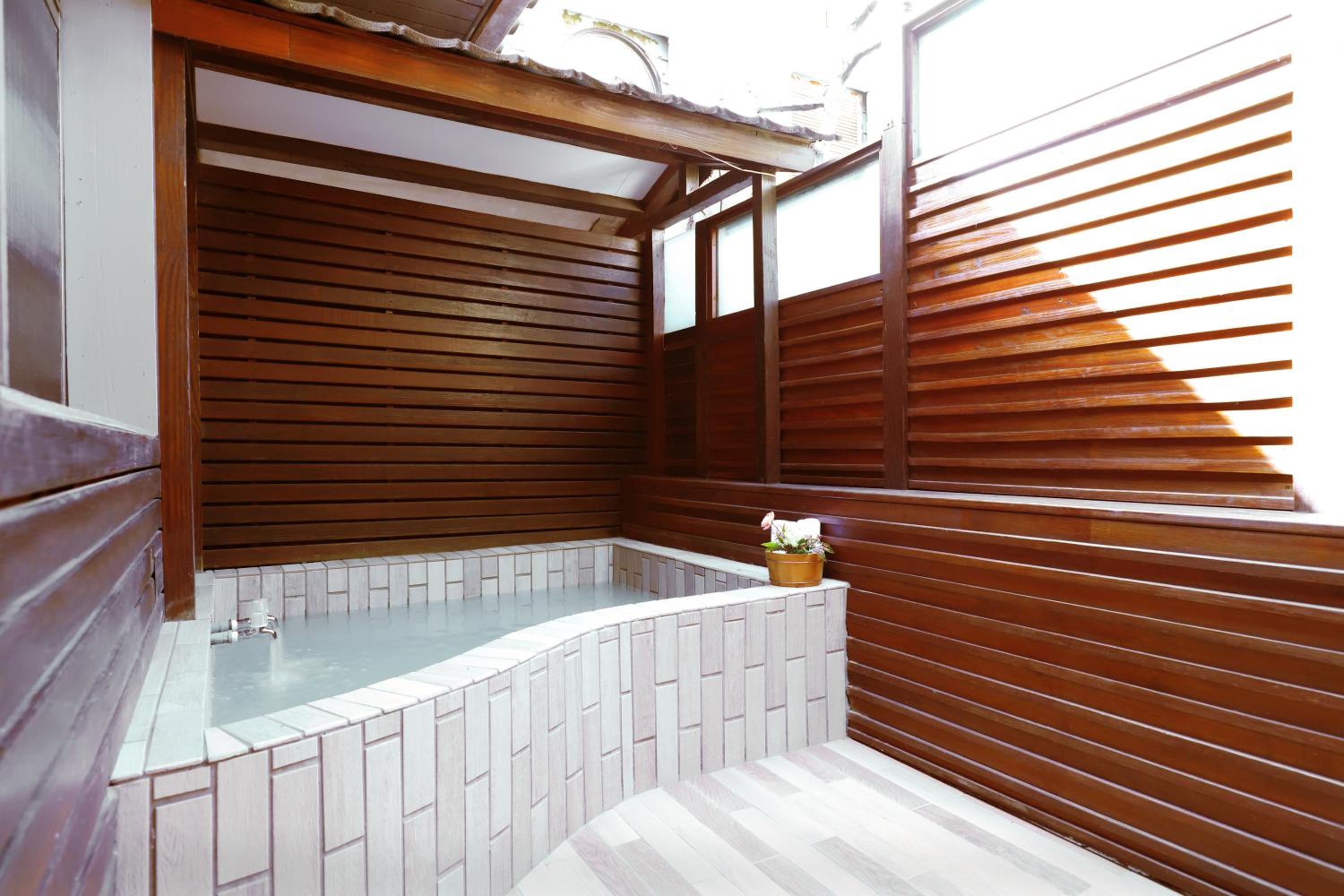 Phoenix Pavilion Hot Spring Hotel