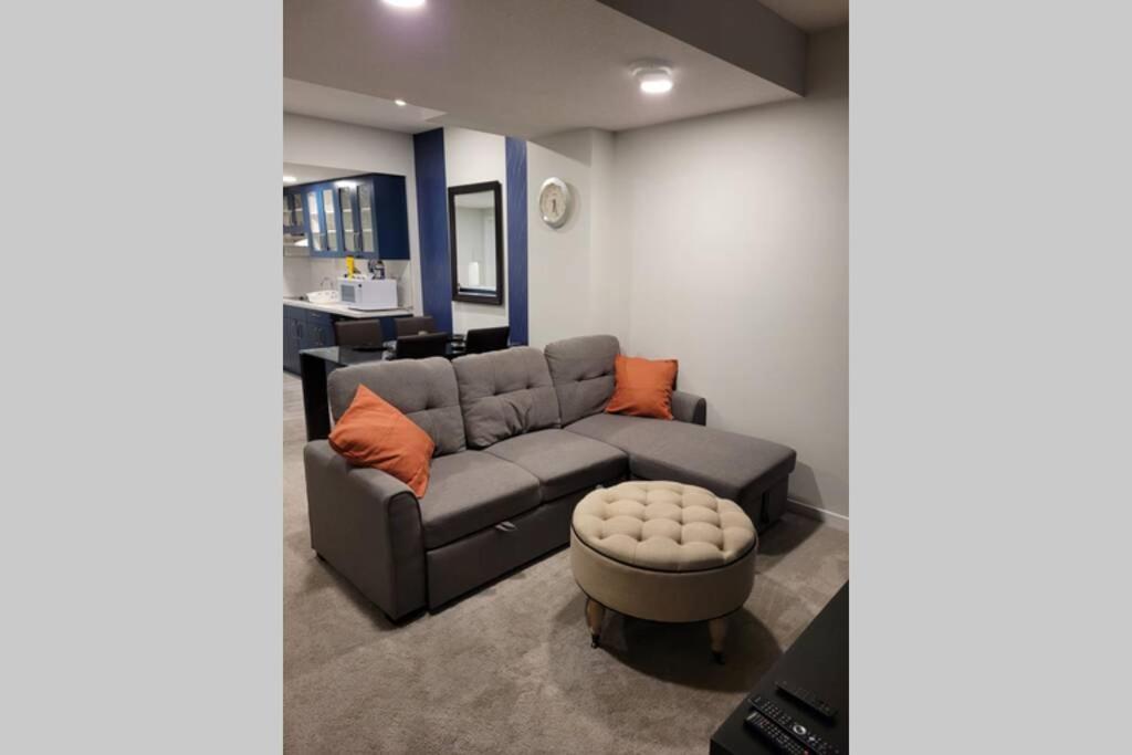 Small Paris Two Bedrooms entire house view 3