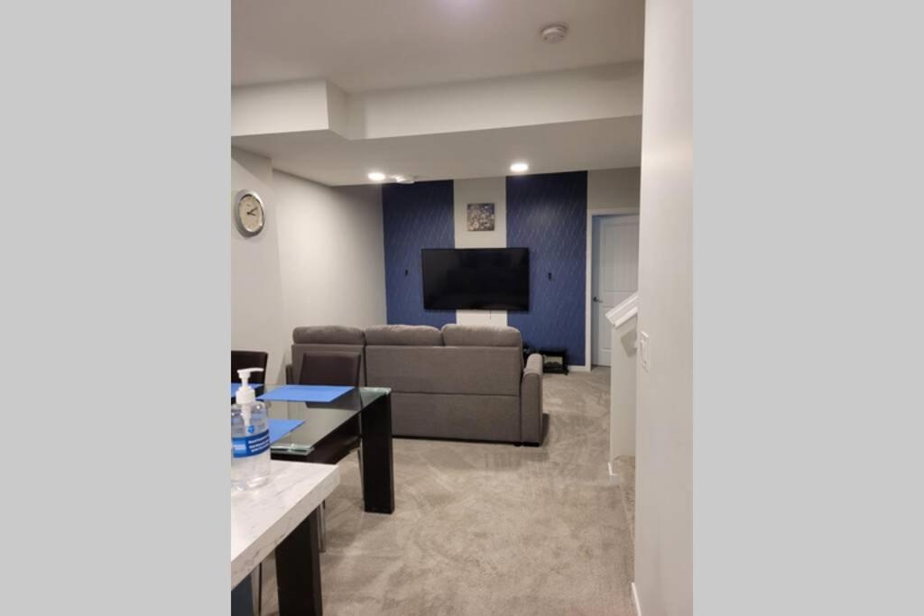 Small Paris Two Bedrooms entire house view 4