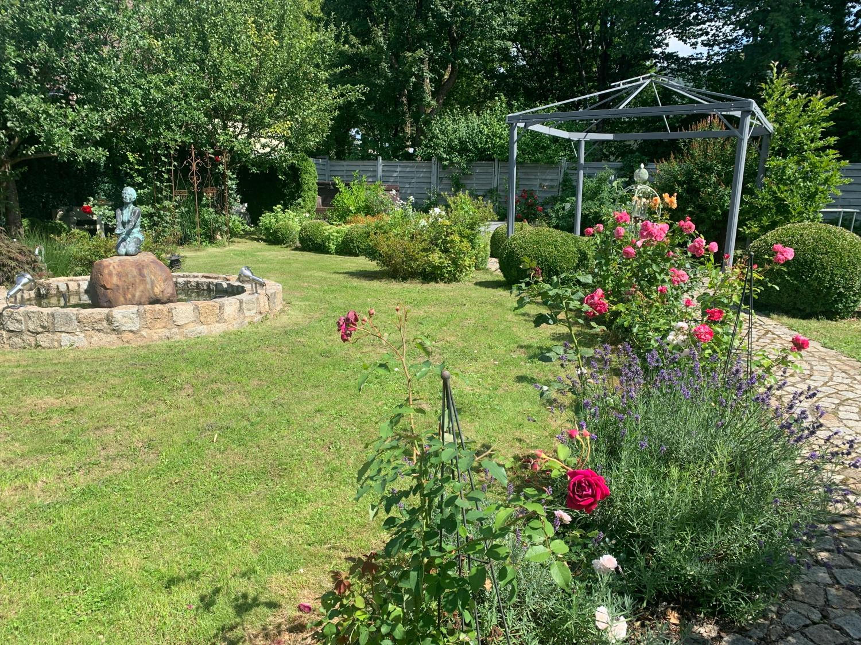 Bezaubernde Ferienwohnung mit Rosengarten