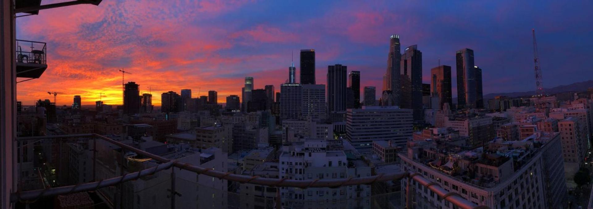Huge Downtown LA Loft with Rooftop Pool & Jacuzzi