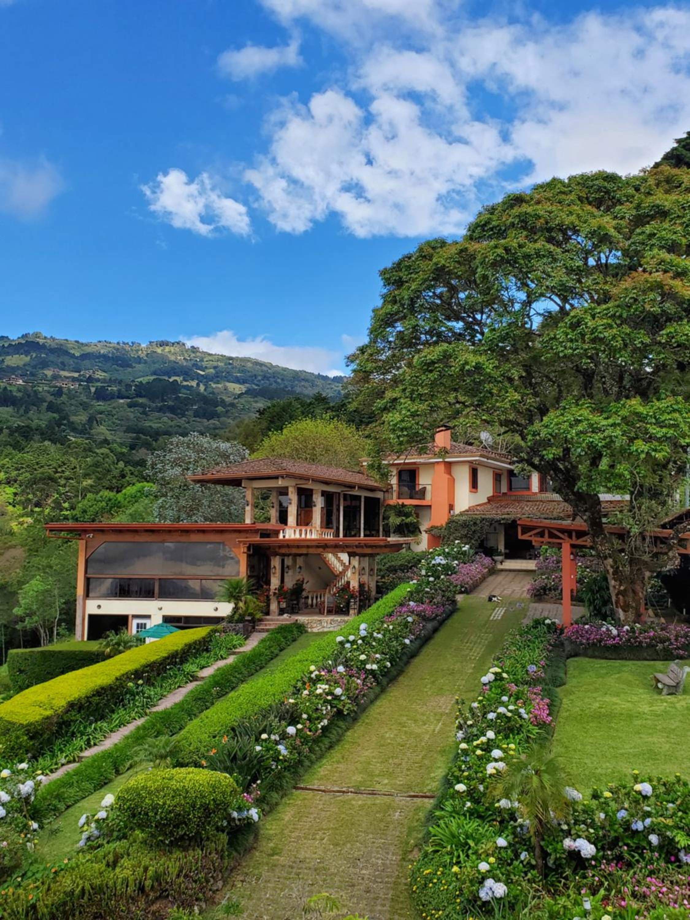 Hotel Finca Paraiso Mountain Retreat near San Jose Airport - Image 1