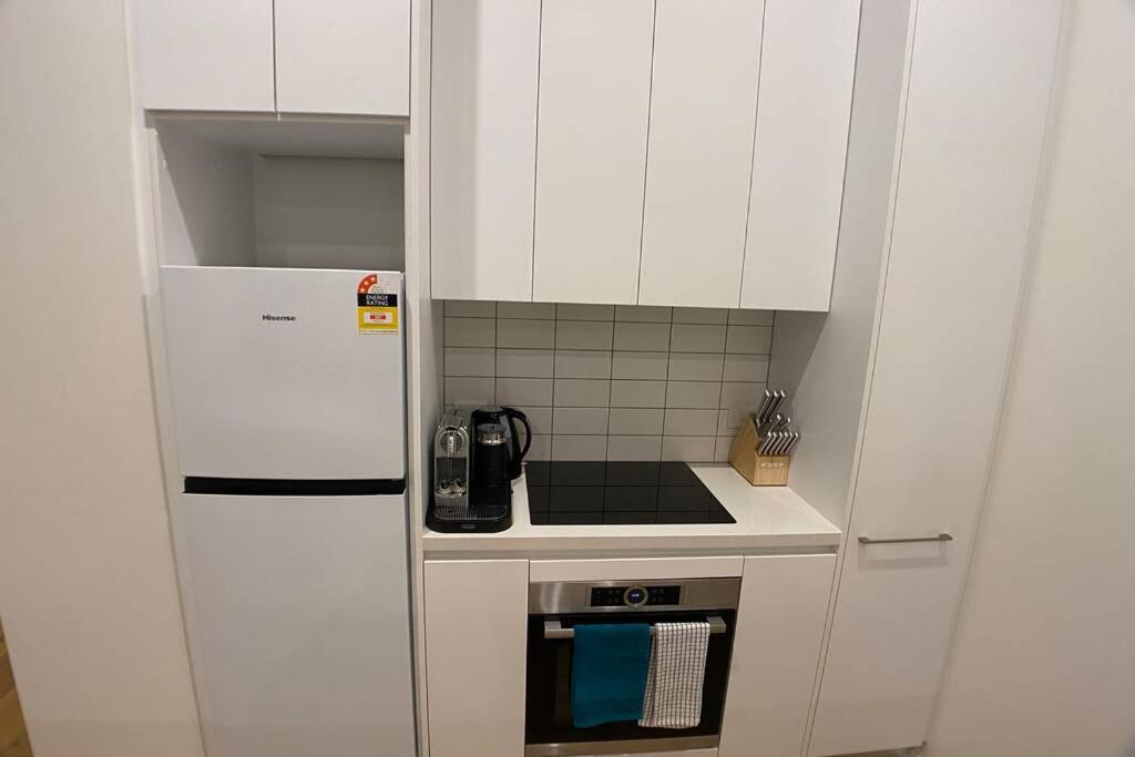 Luxe 2BR Executive Apartment Kingston Pool Parking WiFi BBQ Wine