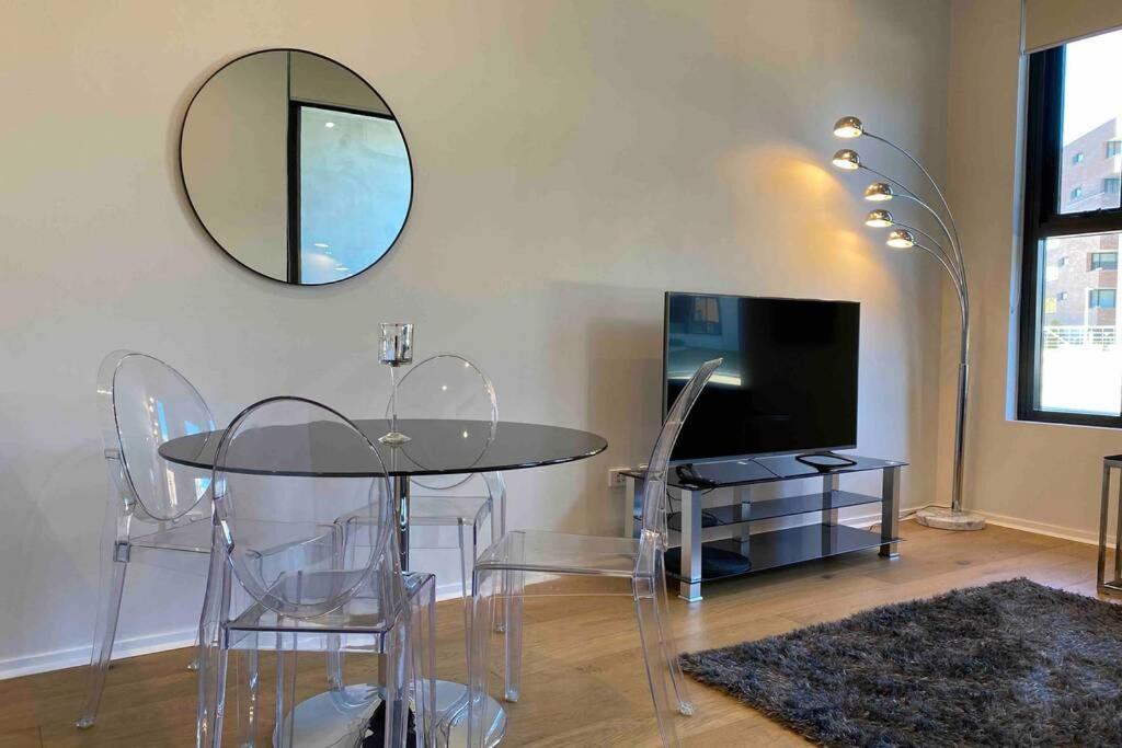 Luxe 2BR Executive Apartment Kingston Pool Parking WiFi BBQ Wine
