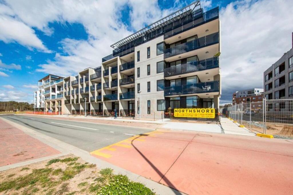 Luxe 2BR Executive Apartment Kingston Pool Parking WiFi BBQ Wine