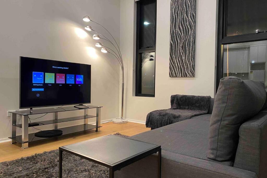 Luxe 2BR Executive Apartment Kingston Pool Parking WiFi BBQ Wine - Image 2