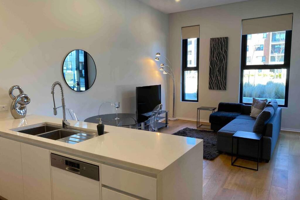 Luxe 2BR Executive Apartment Kingston Pool Parking WiFi BBQ Wine - Image 3