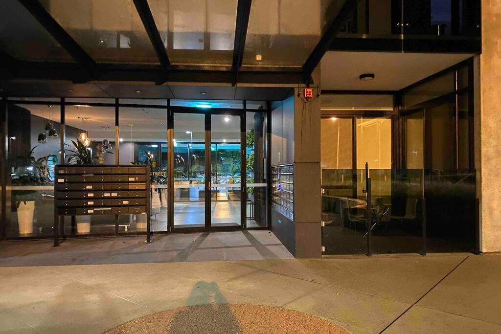 Luxe 2BR Executive Apartment Kingston Pool Parking WiFi BBQ Wine - Image 5