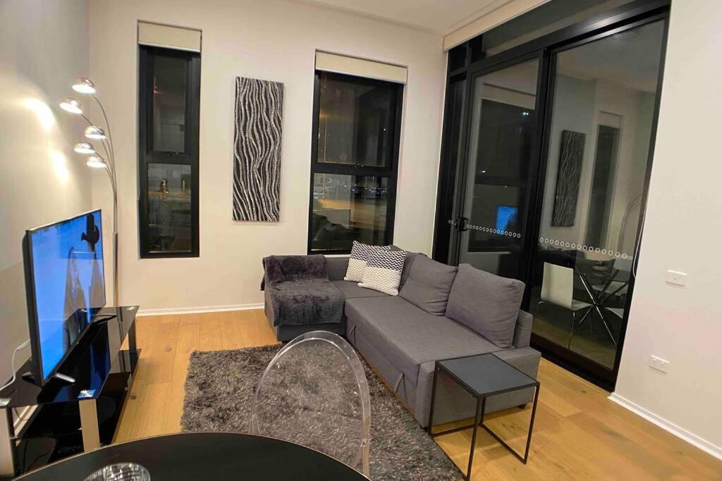 Luxe 2BR Executive Apartment Kingston Pool Parking WiFi BBQ Wine