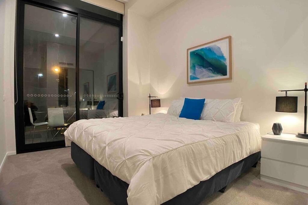 Luxe 2BR Executive Apartment Kingston Pool Parking WiFi BBQ Wine