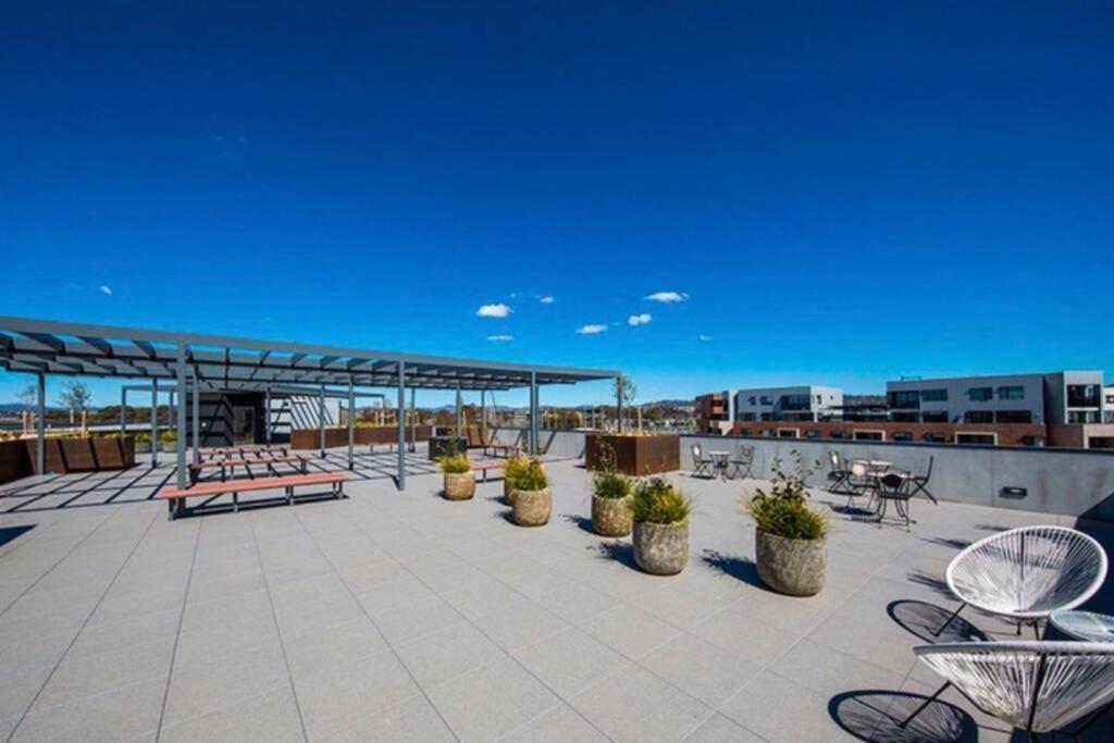 Luxe 2BR Executive Apartment Kingston Pool Parking WiFi BBQ Wine